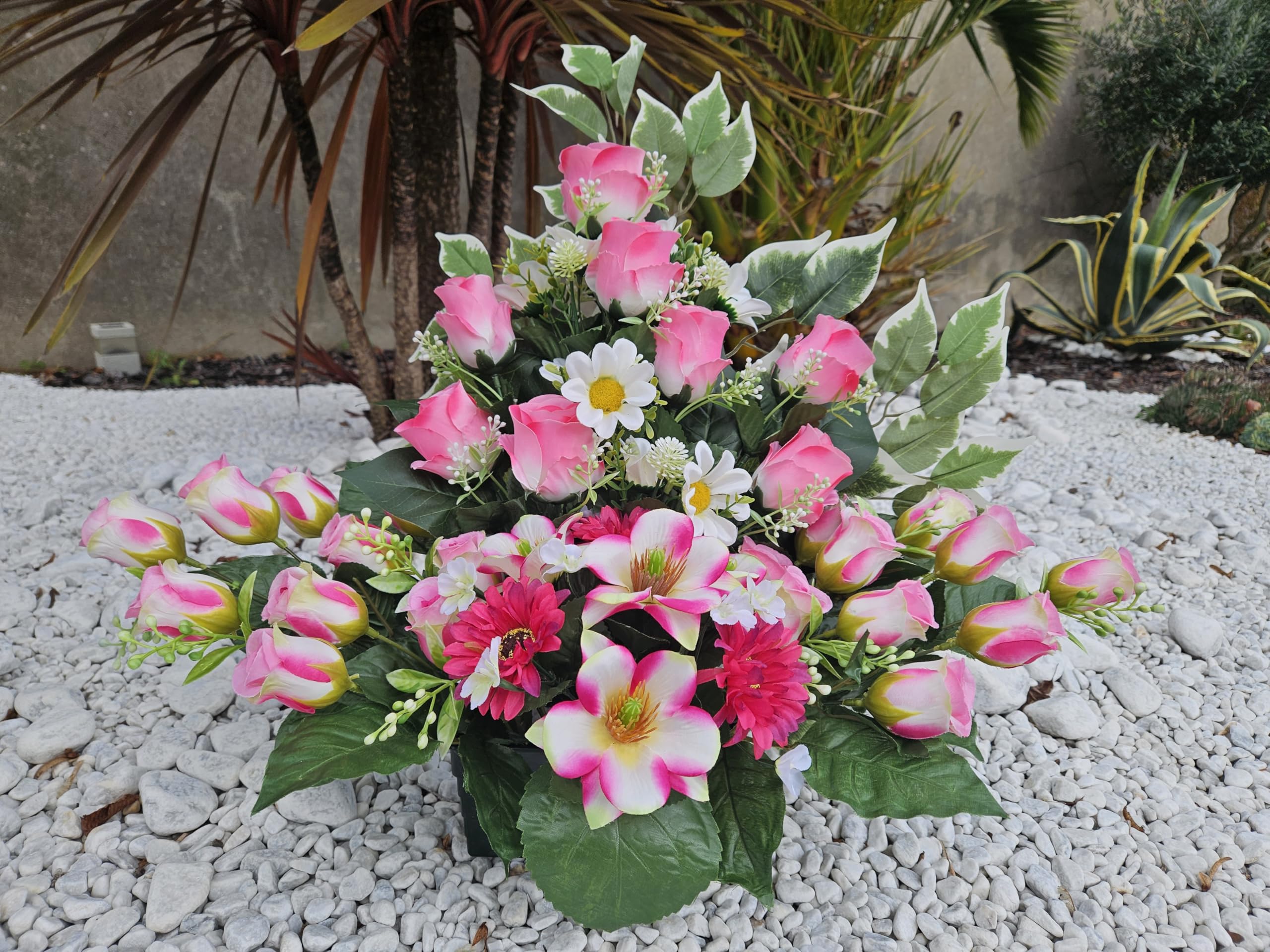 Composition de Fleurs Artificielles Lesté Ciment, pour Une Parfaite Tenue à L' Extérieur. Réalisé par nos Soins. Fleurs de Qualité.