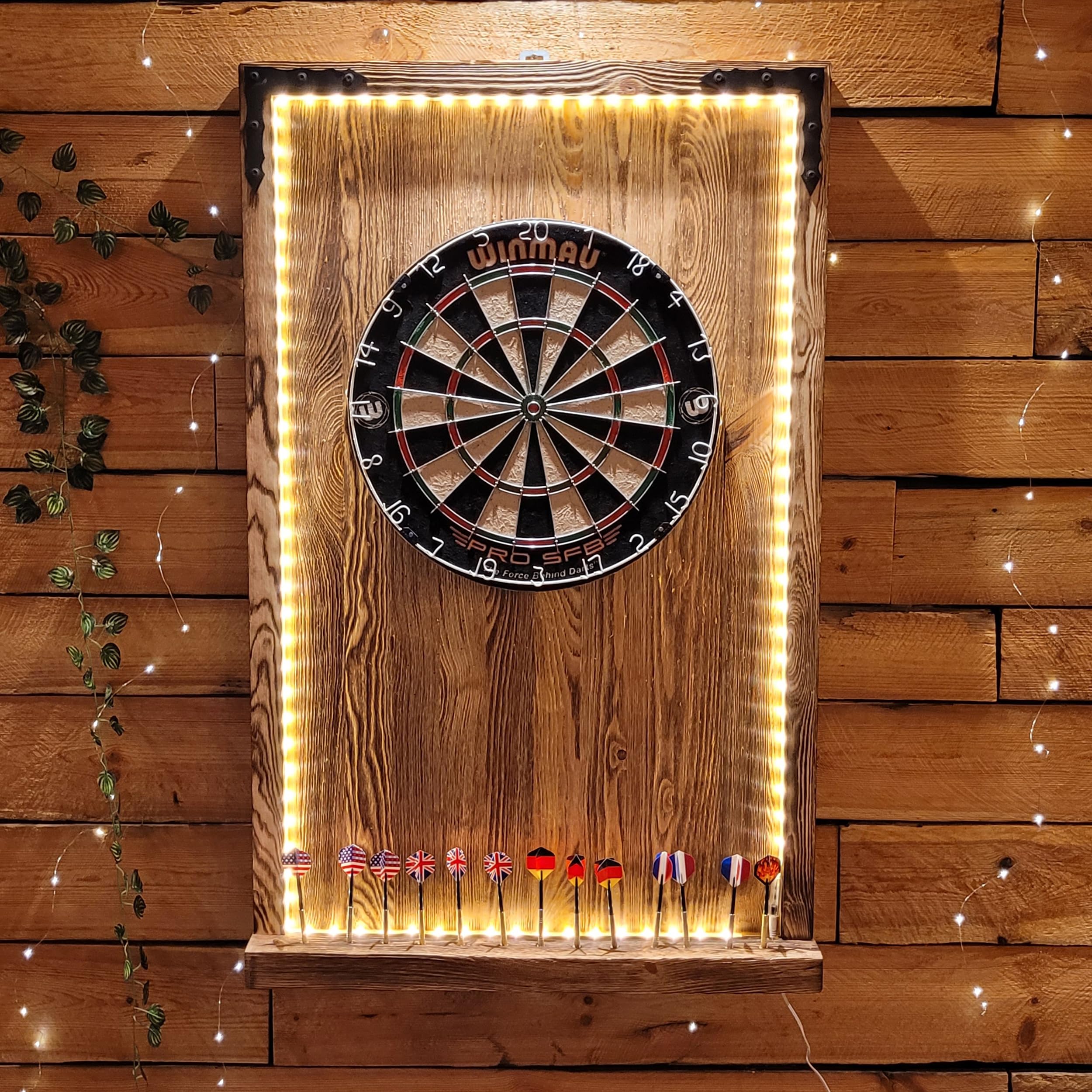 WEECO Cible de Fléchettes en Pin avec Éclairage LED - Couverture Murale Style Vintage, Cabinet Massif, Revêtement pour Armoire 112 x 70 cm