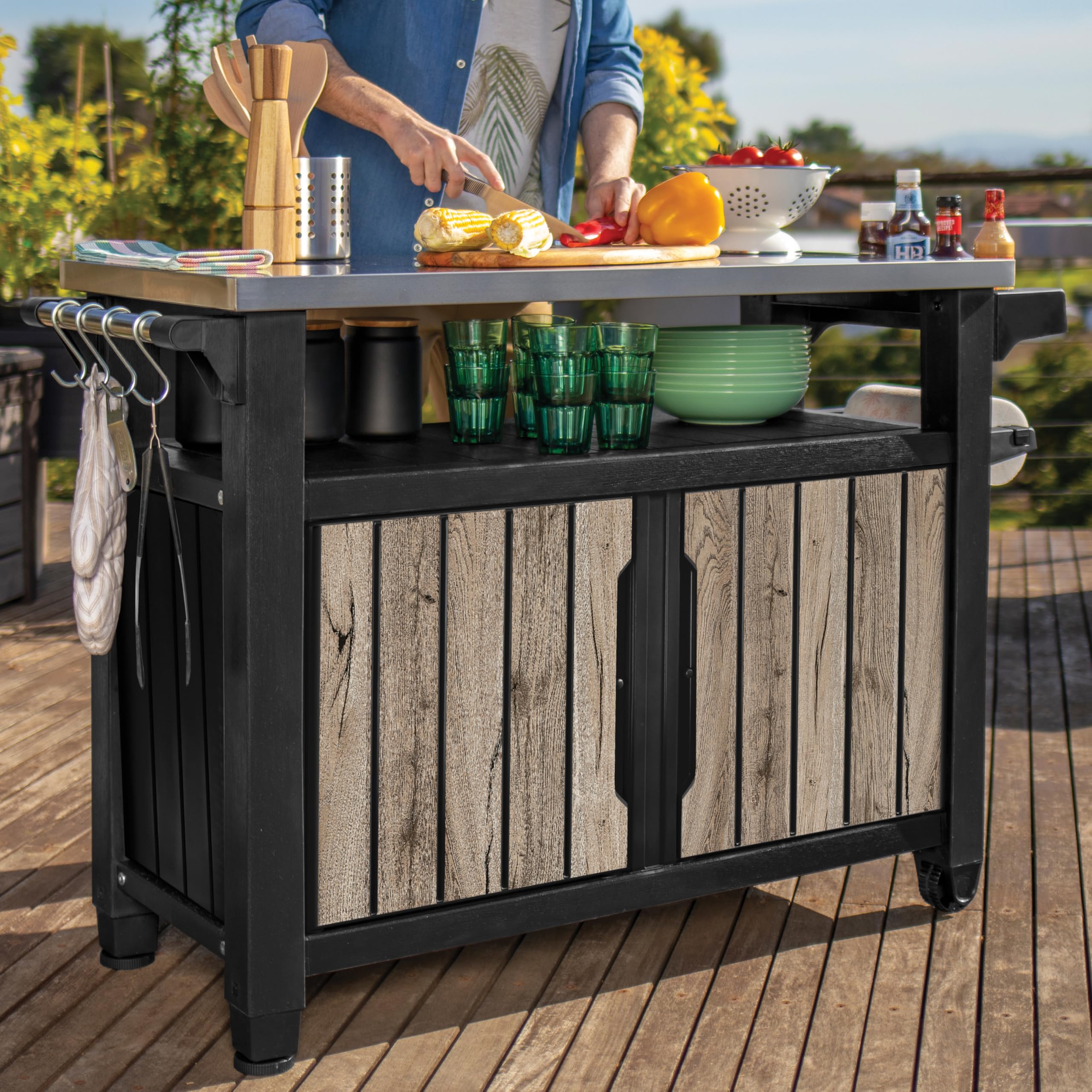 Keter Table de barbecue Unity XL | Table de service aspect bois de pin | 298 litres | avec plateau en acier inoxydable, portes, surface de rangement, suspensions, porte-rouleau d'essuie-tout de