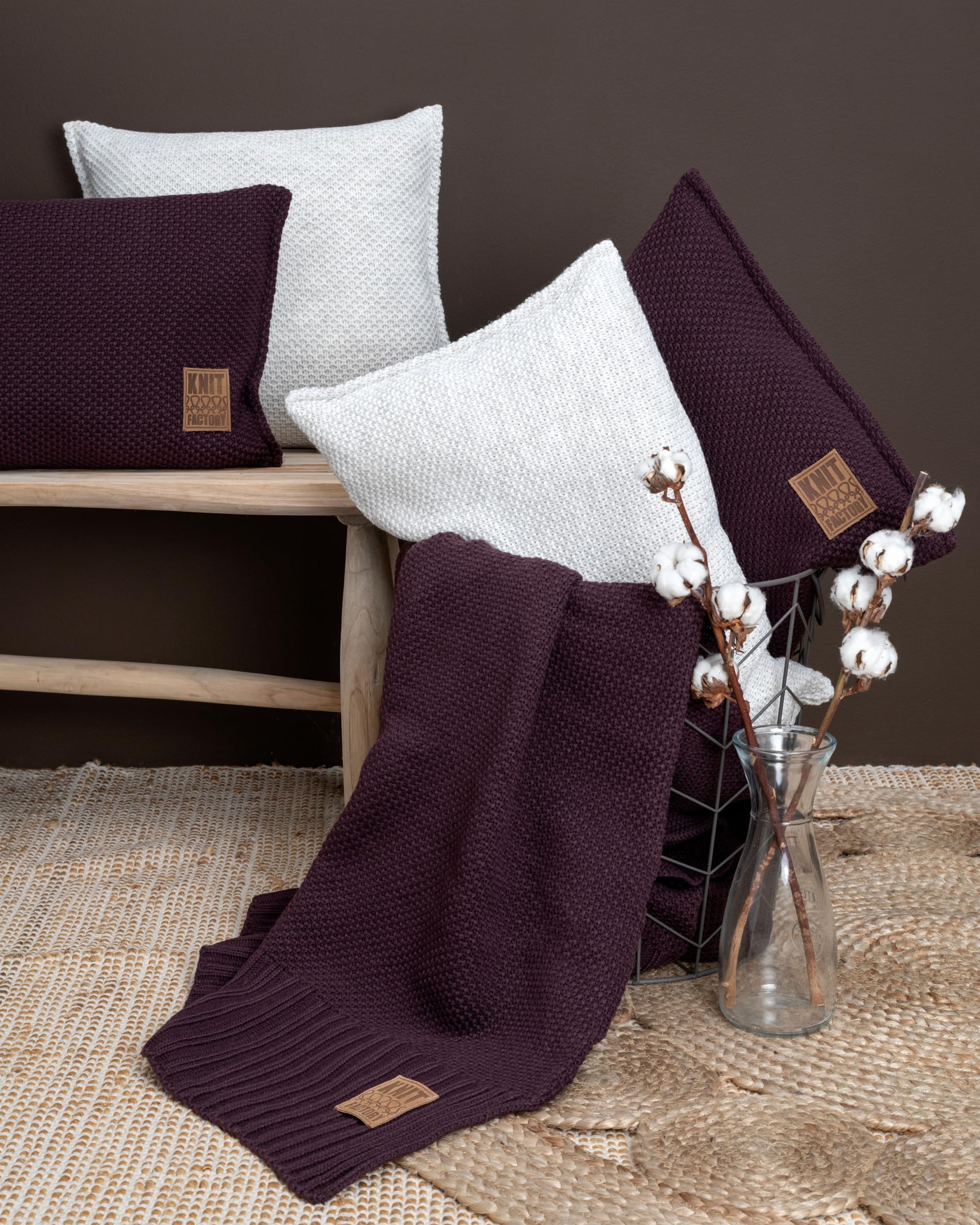 KNIT FACTORY - Lynn Quadratisches Zierkissen - Beige - 50x50 cm | Sofakissen mit Füllung und Bezug - Couchkissen - Zierkissen - Grob gestrickter Dekokissen - Zeitloses Design