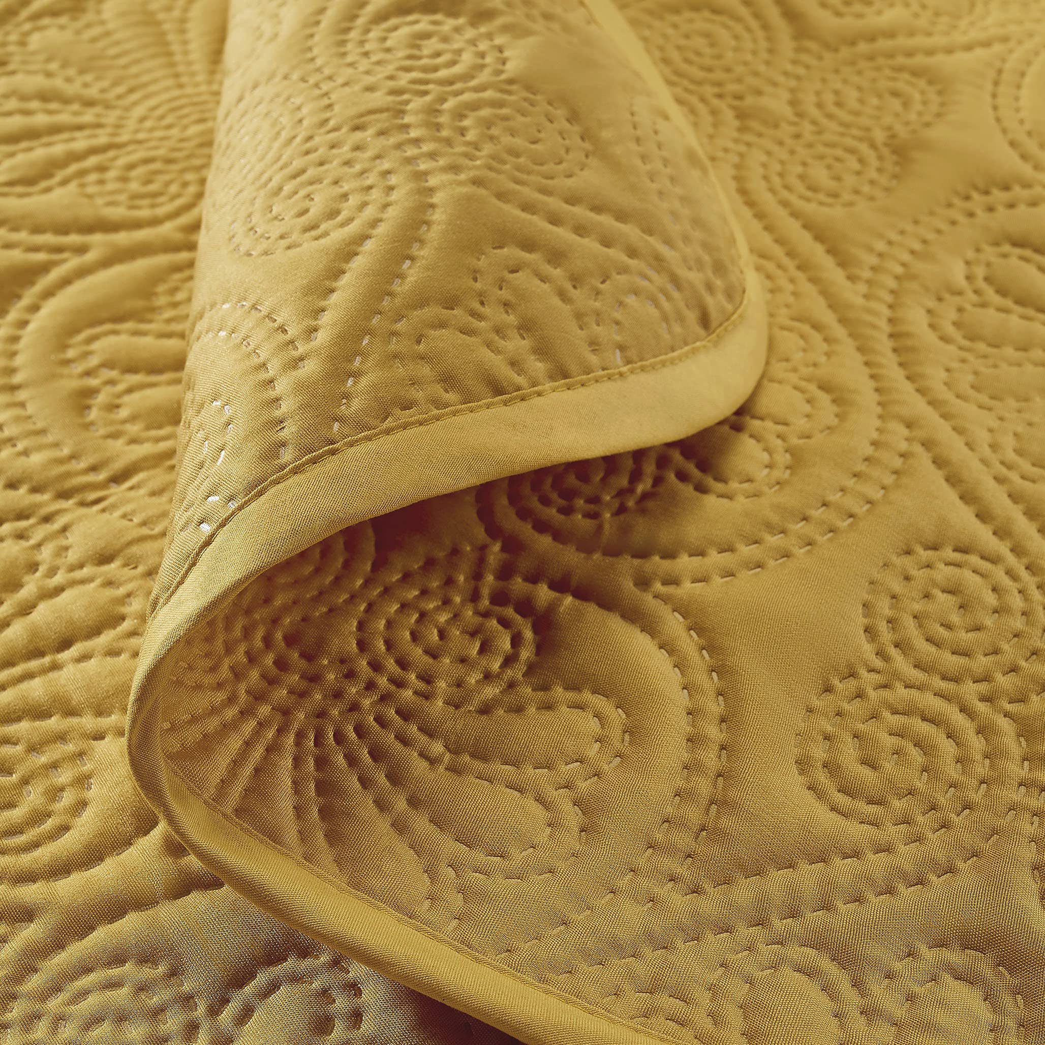 room99 Leila Colcha Elegante Color Mostaza 220 x 240 cm Versátil para Cama y Sofá Ideal para Dormitorio