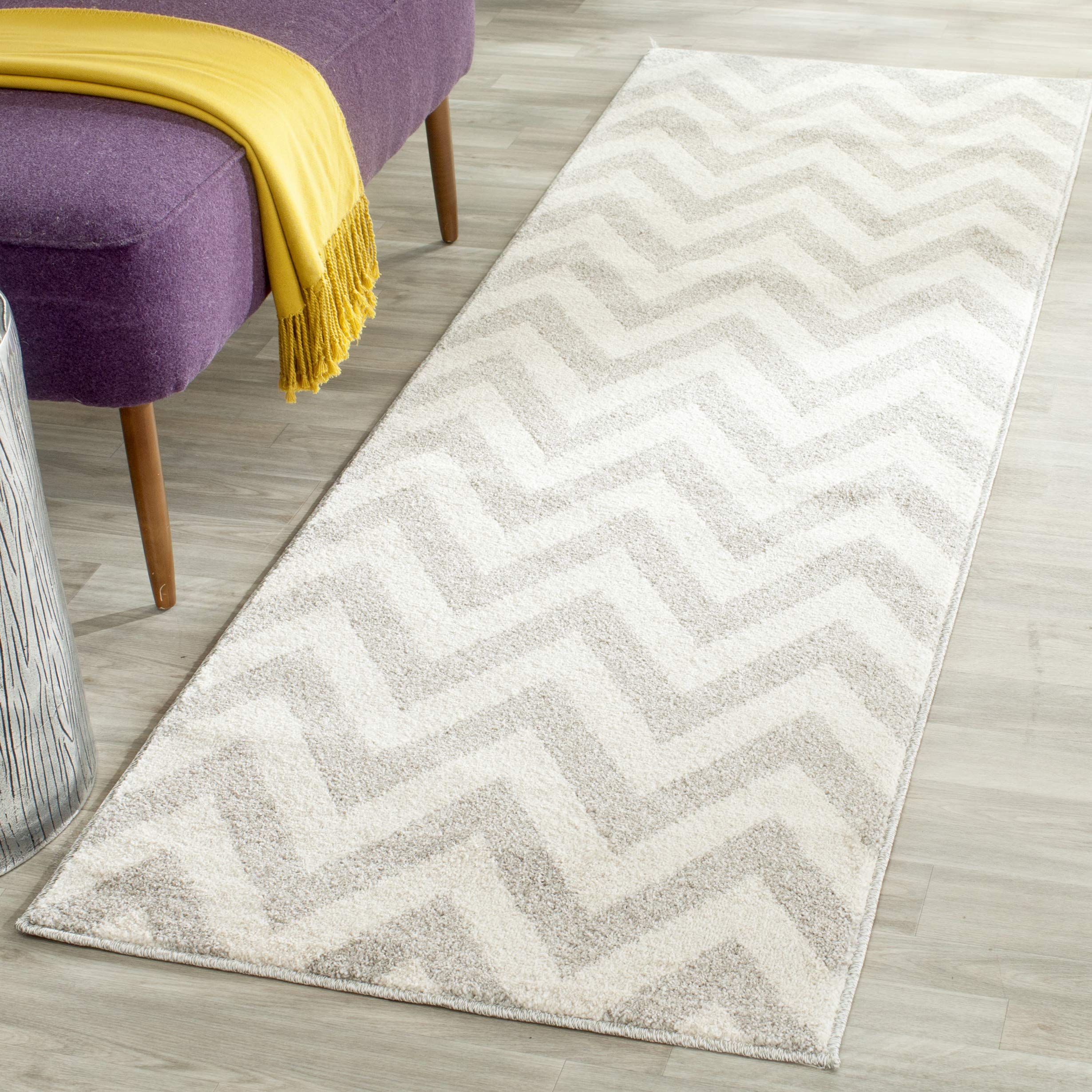 SAFAVIEH Amherst Collection Runner Rug - 2'3" x 9', Light Grey & Beige, Chevron Design, Non-Shedding & Easy Care, Ideal for High Traffic Areas in
