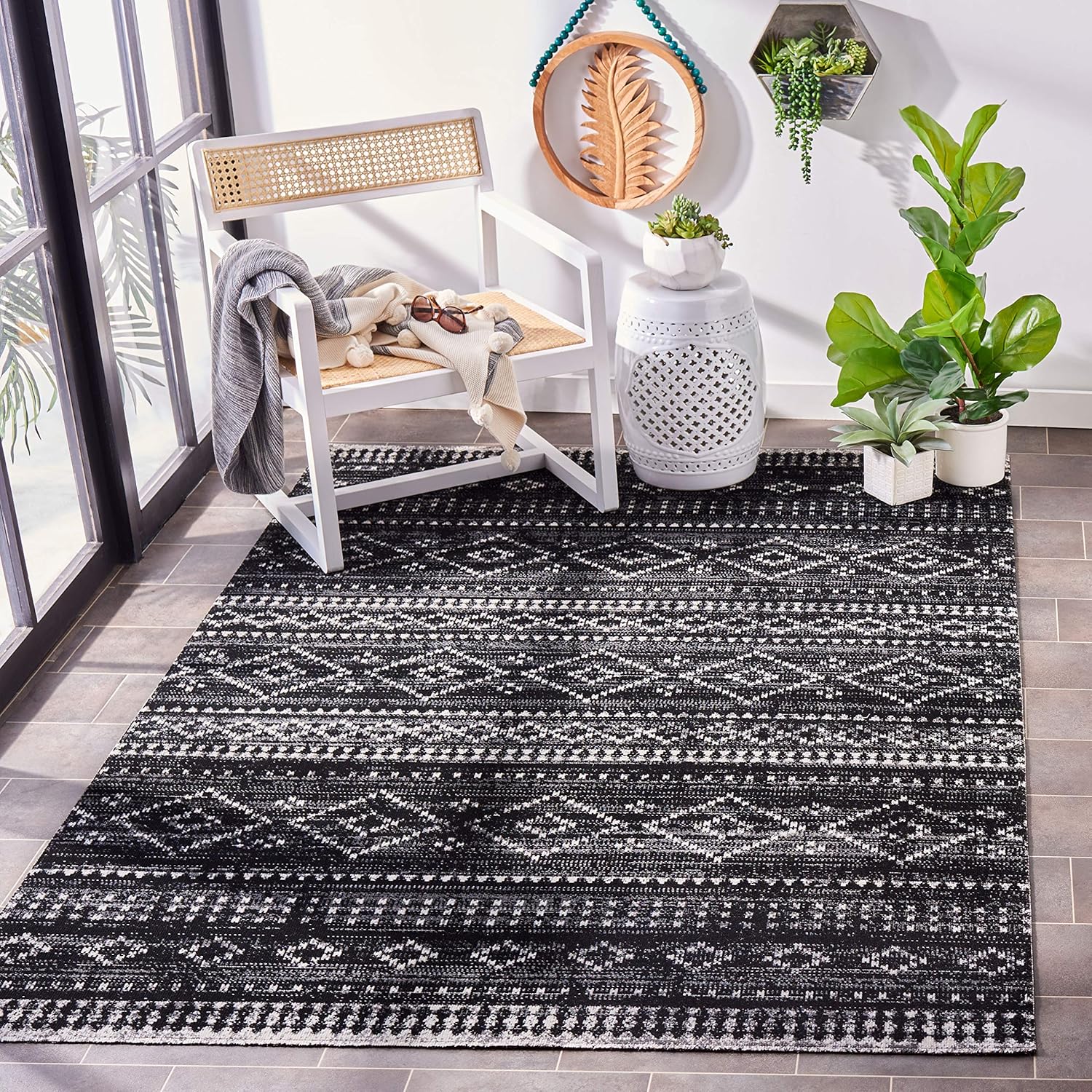 SAFAVIEH Montage Collection Accent Rug - 4' x 6', Grey & Black, Boho Design, Non-Shedding & Easy Care, Indoor/Outdoor & Washable-Ideal for Patio, Backyard, Mudroom (MTG291Z)