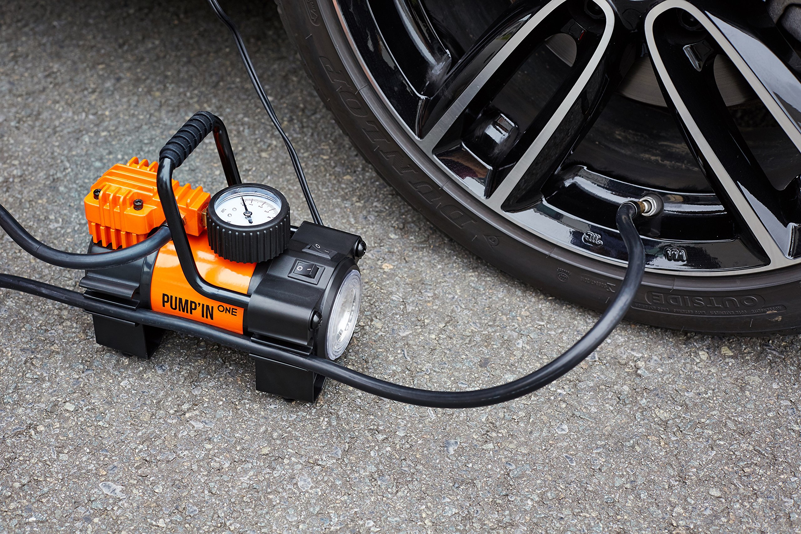 Pumpin - ONE Mini-Compresseur avec Lampe et Manometre, 140W