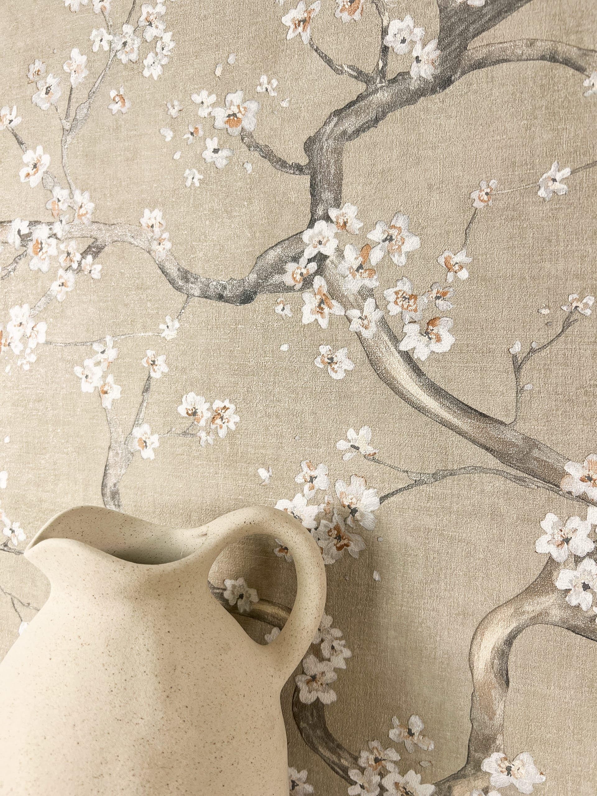 Papel pintado beige flores de cerezo para crear un dormitorio romántico
