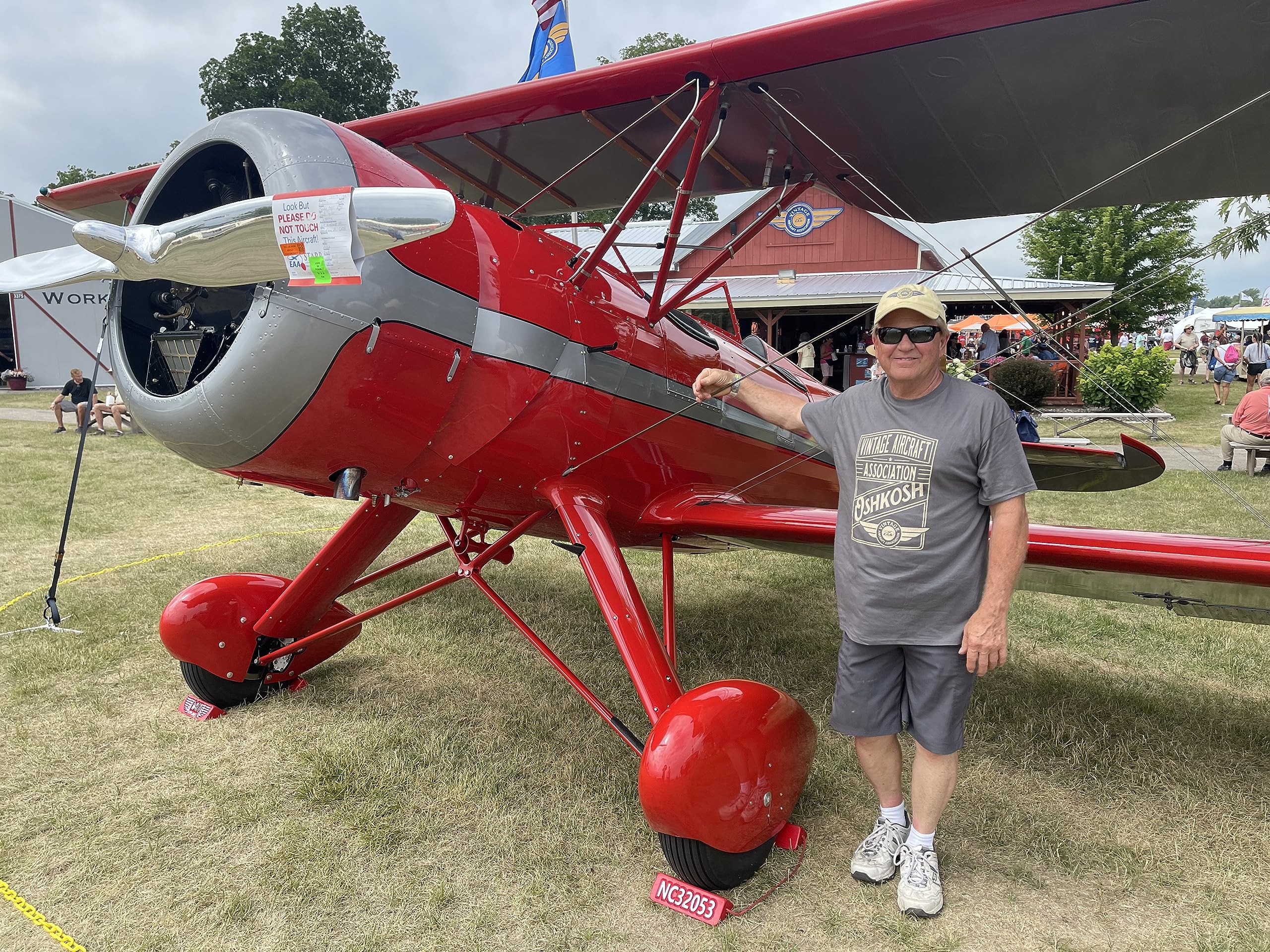 Mothers California Gold Spray Wax (24 oz) Bundled with a Microfiber Cloth (2 Items)