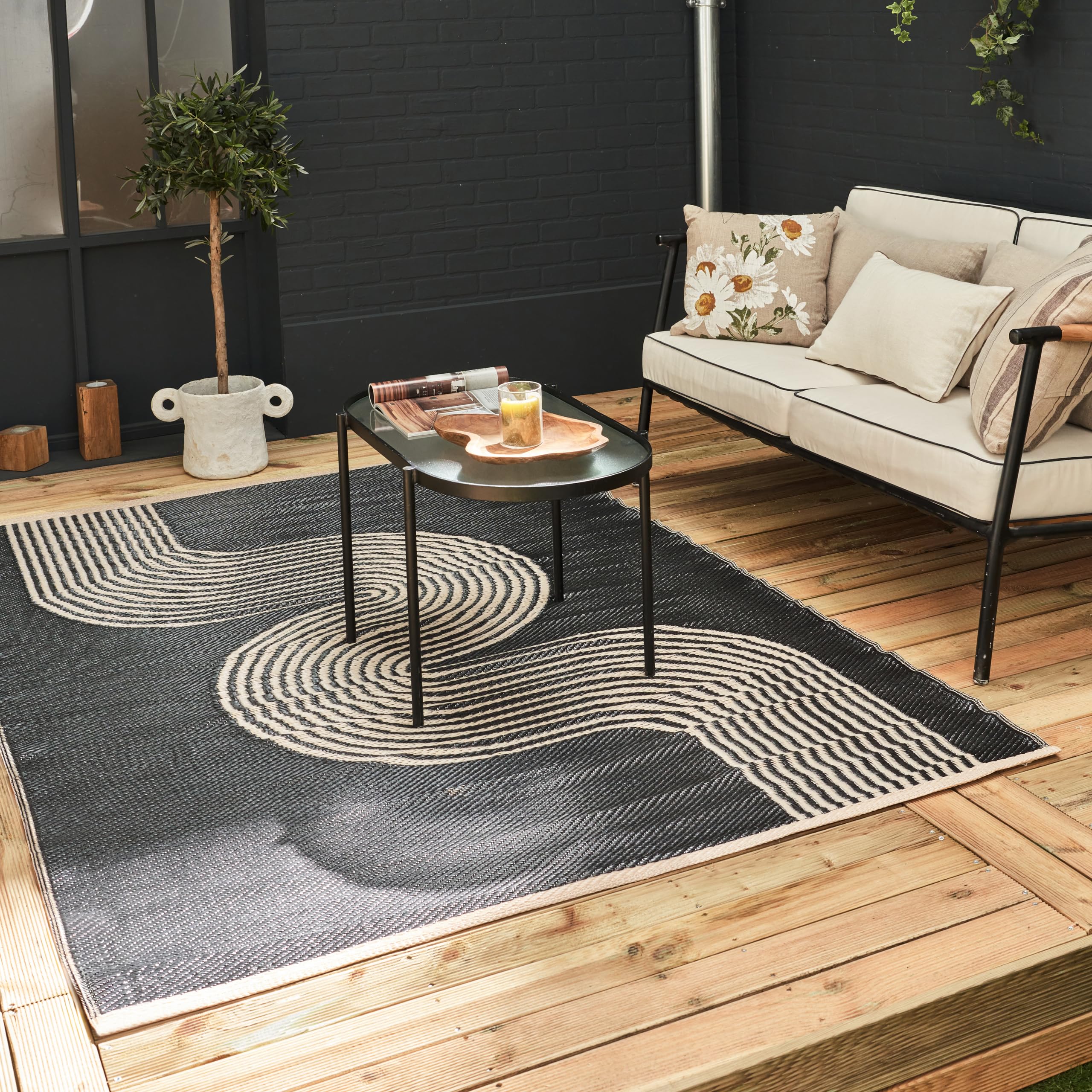 THE RUGS Urban Collection Outdoor Rug - Easy to Clean, Reversible, Waterproof Plastic Outdoor Rugs for Garden, Patio, Balcony, Camping - Contemporary Plastic Straw Rug - Waves Black/Beige, 150x220cm