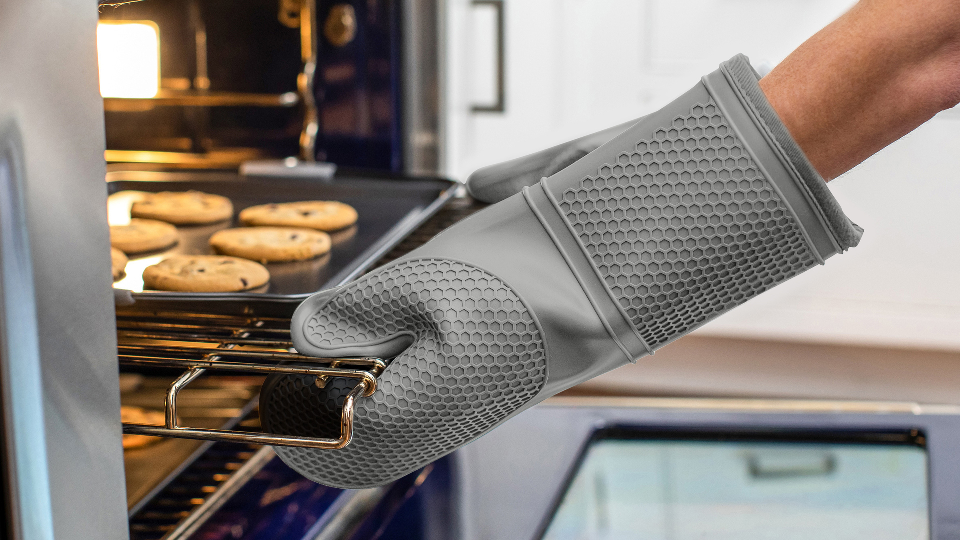Amazon.com: GORILLA GRIP BPA-Free Soft Silicone Oven Mitts and Pot Holders  Sets of 4, Heat Resistant Waterproof Cooking Gloves, Thick Cotton Lining,  Flexible Gripping for Baking Grilling, Kitchen Trivets, Black : Tools