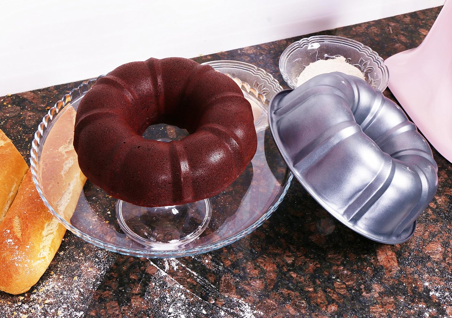 Utopia Kitchen Professional Round Cake Baking Pan - High Carbon Steel Material - Non-Stick Design with Carefully Crafted Edges â€“ Easy to Use and Clean