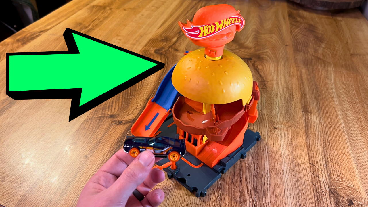 Watch Hot Wheels City Burger Drive-Thru Playset With 1 Vehicle on  display picture 1