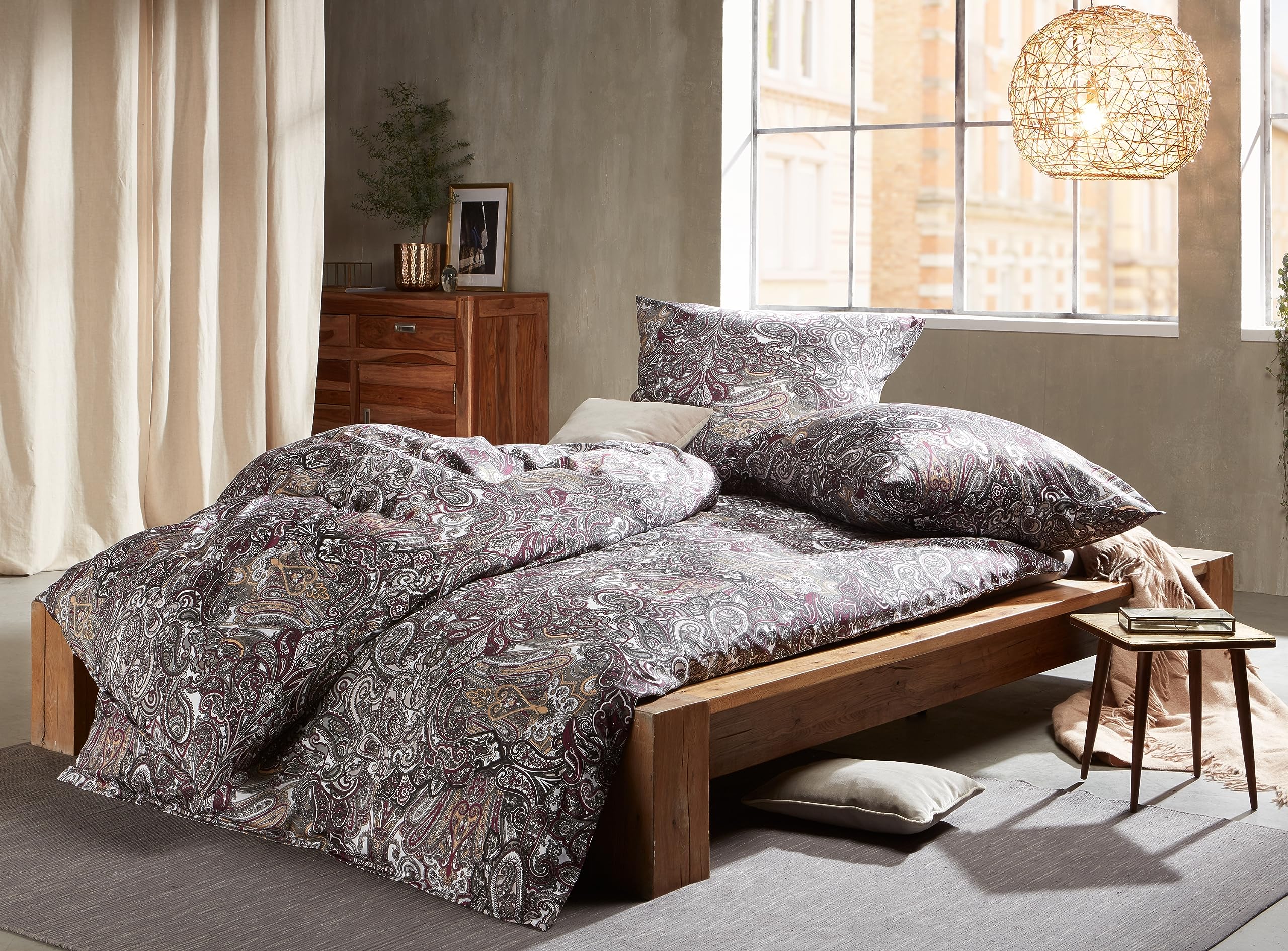 Bettwaesche-mit-Stil Mako Satin Paisley Bettwäsche orientalisch Beere grau - 135x220 + 80x80 cm