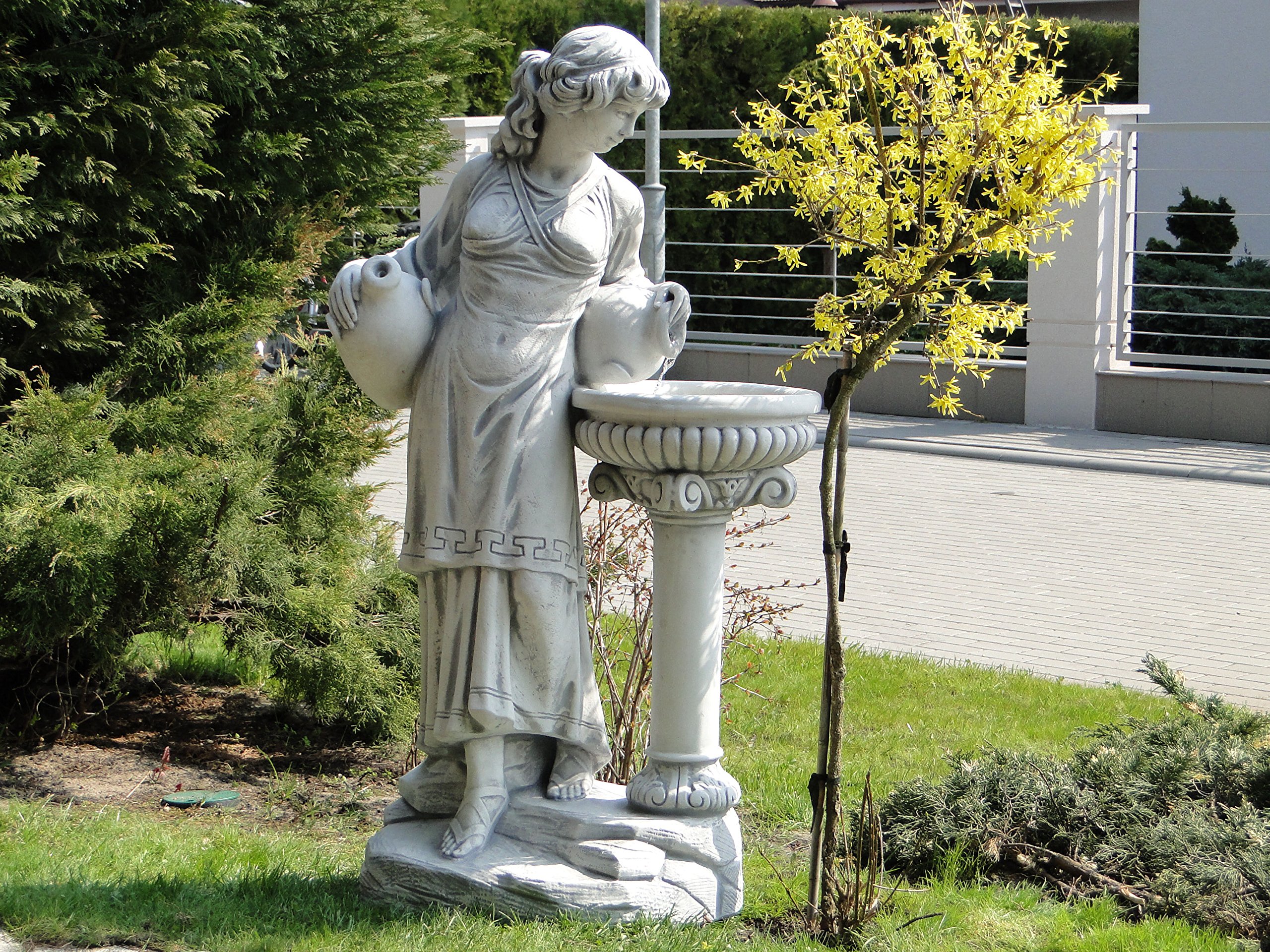 gartendekoparadies.de Statue Einer Frau mit Vogeltränke, Steinfigur aus Steinguss, H. 138 cm, 225 kg, Grau, Frostsicher für Außenbereich