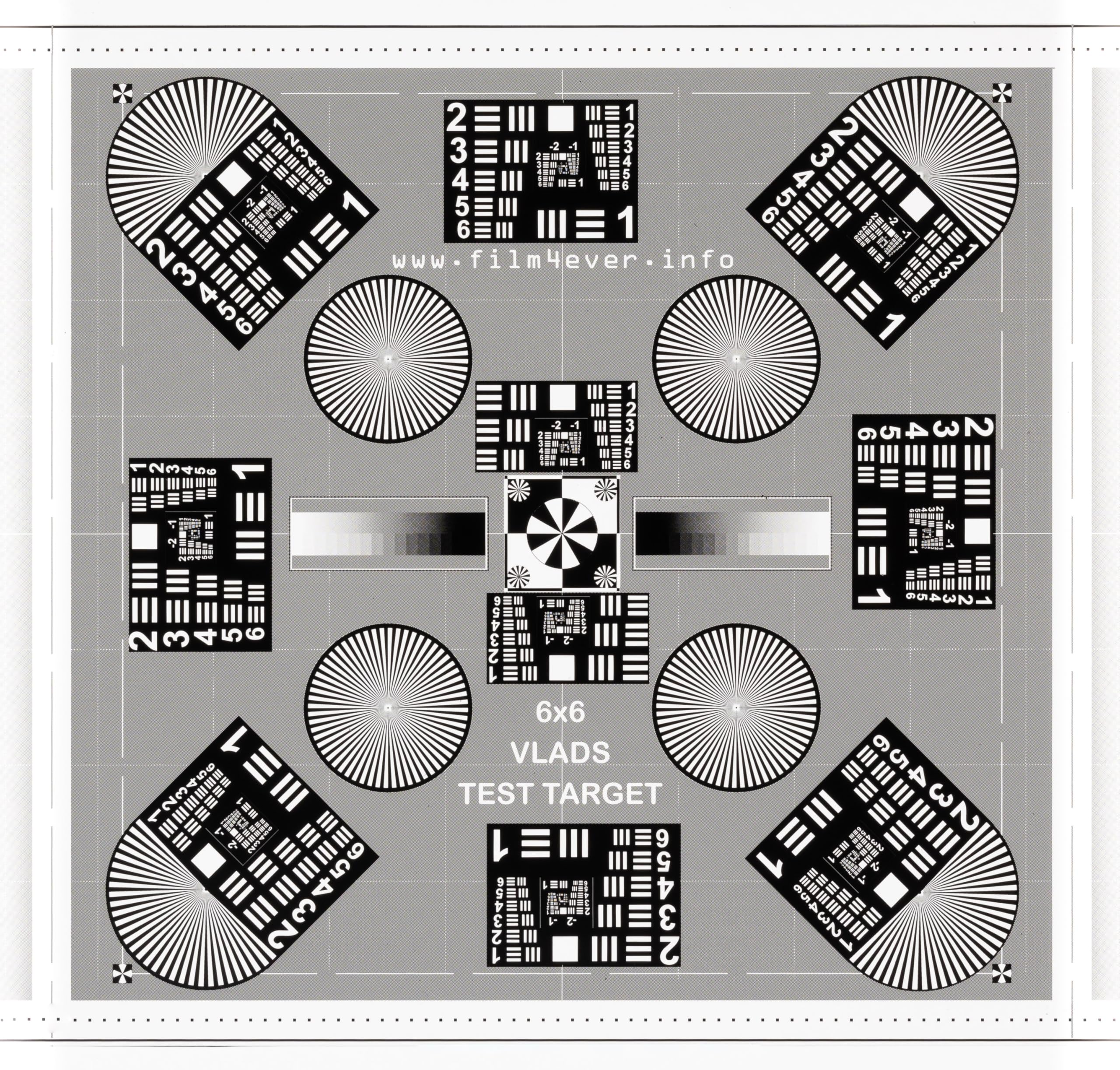 Fokustest 15,2 x 15,2 cm, negativ auf Typ 120 Film von Vlads Test Target zum Scannen von Filmen mit DSLR/spiegellos. Digitalisieren Sie Dias und Negative. Nutzen Sie die Schärfe und