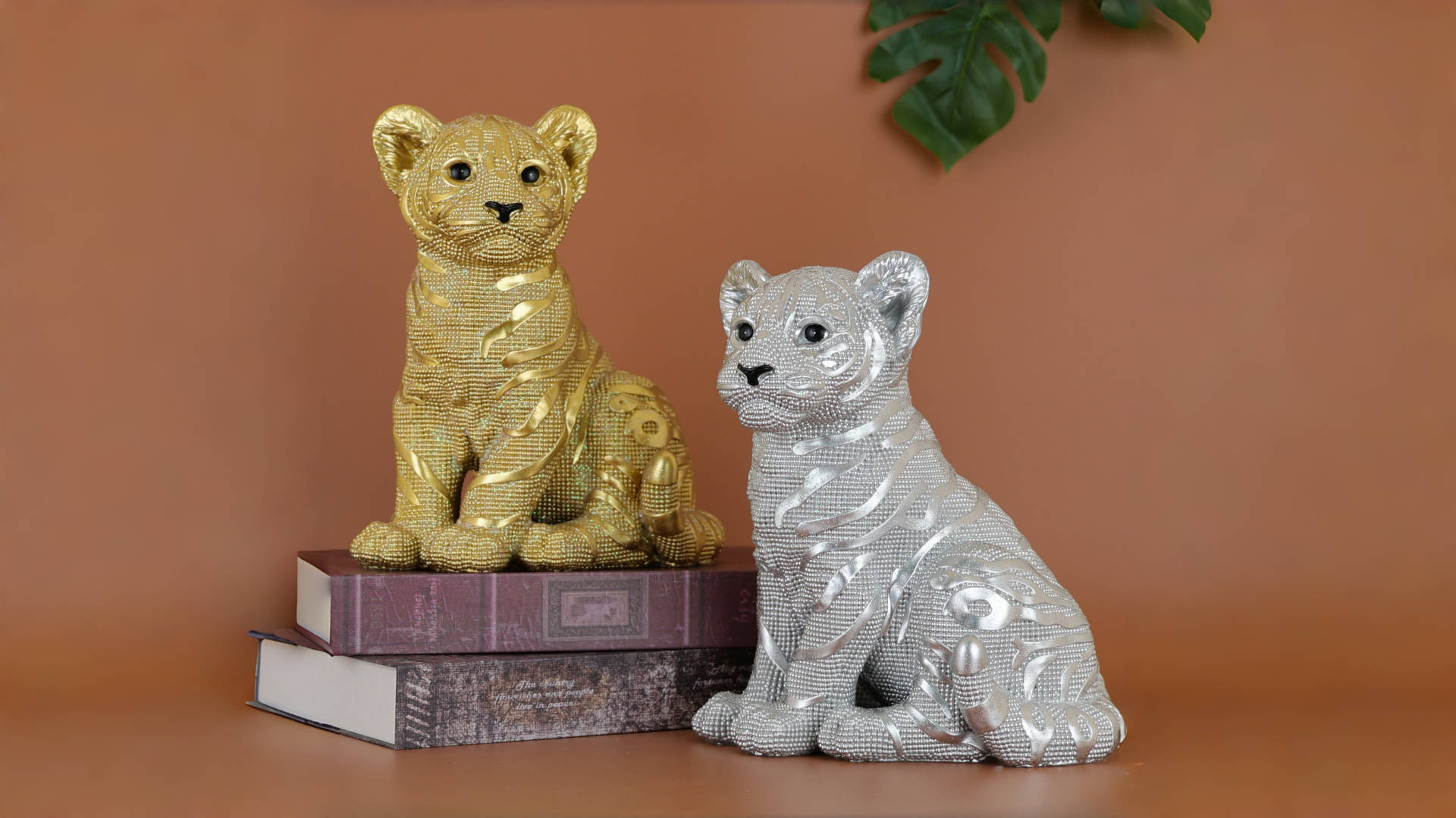 Estatua de Tigre Decorativa de Resina Plateada 9.7 Pulgadas miniatura 7