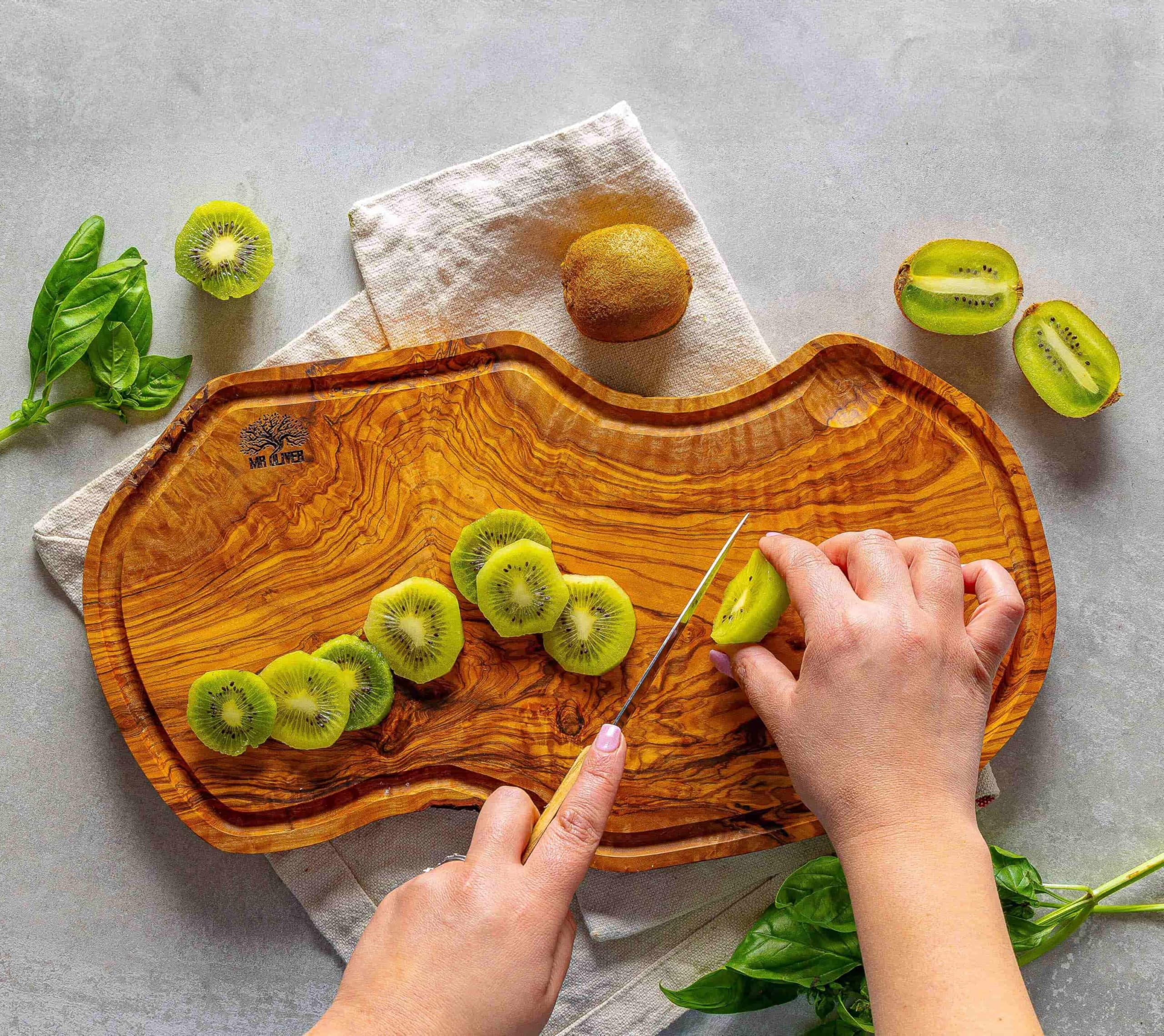 MrOliver® Neptune - Tagliere in Legno d'Ulivo Naturale - Tagliere da Cucina Professionale - Accessori Cucina di Design- Tagliere Legno Grande per Aperitivo, Carne, Salumi