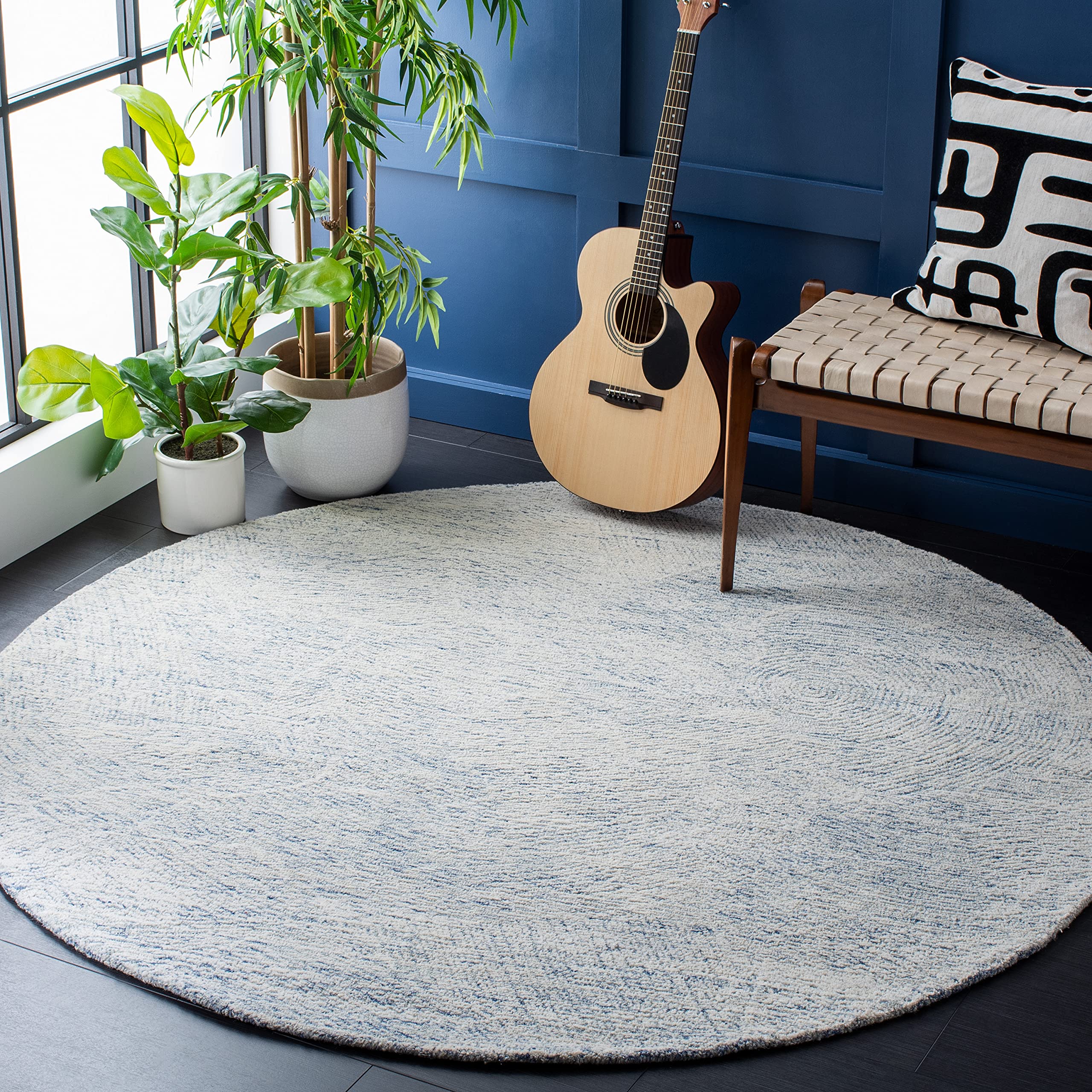 SAFAVIEH Metro Collection Area Rug - 8' Round, Blue & Ivory, Handmade Wool, Ideal for High Traffic Areas in Living Room, Bedroom (MET999M)