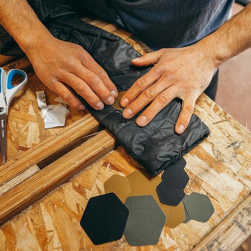 Miniatura 13 de GEAR AID Tenacious Cinta hexagonal de 2.5 pulgadas, tela de nailon para exteriores, parches de reparación de vinilo, despegar y pegar para fijar