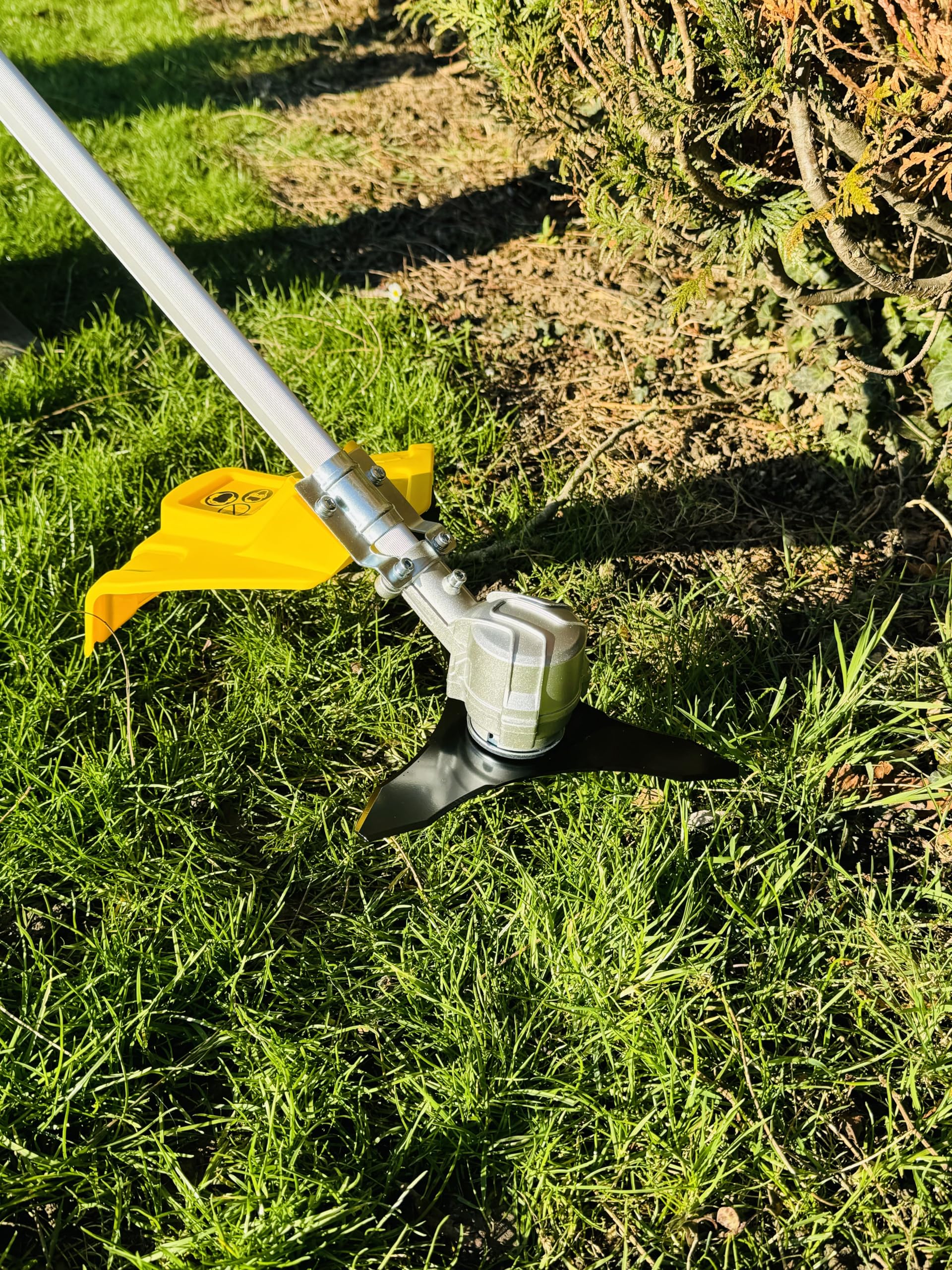 Nemura Desbrozadora Batería 40 V – L: 43 cm + Cable + Hoja + 1 batería de 4 Ah y Cargador rápido – Herramientas de jardín de Calidad – Marca Francesa