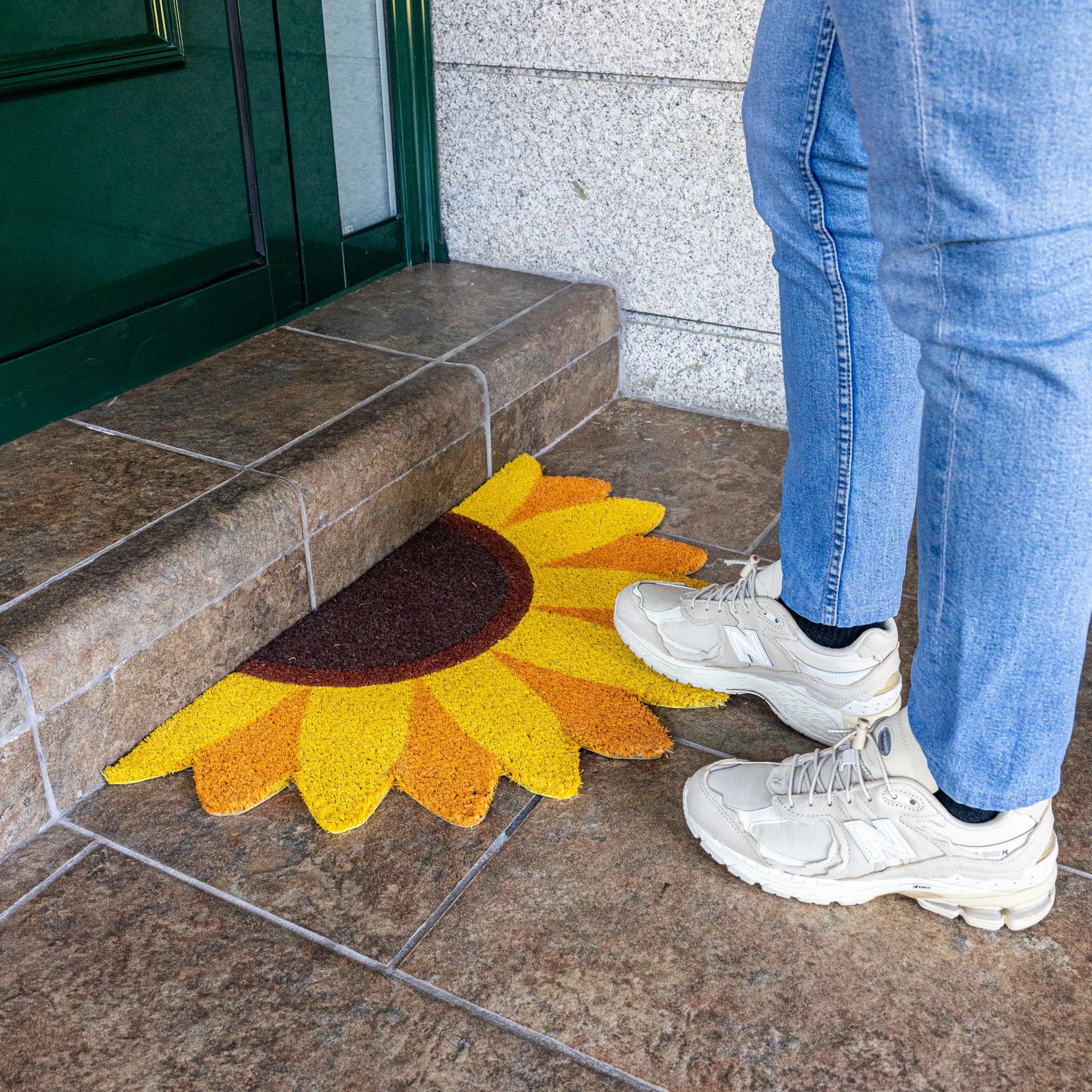 Fisura - Zerbino ingresso casa in cocco "girasole" con supporto antiscivolo in PVC. Zerbino dalla forma originale. Dimensioni: 70 cm x 40 cm x 1,5 cm. Giallo.