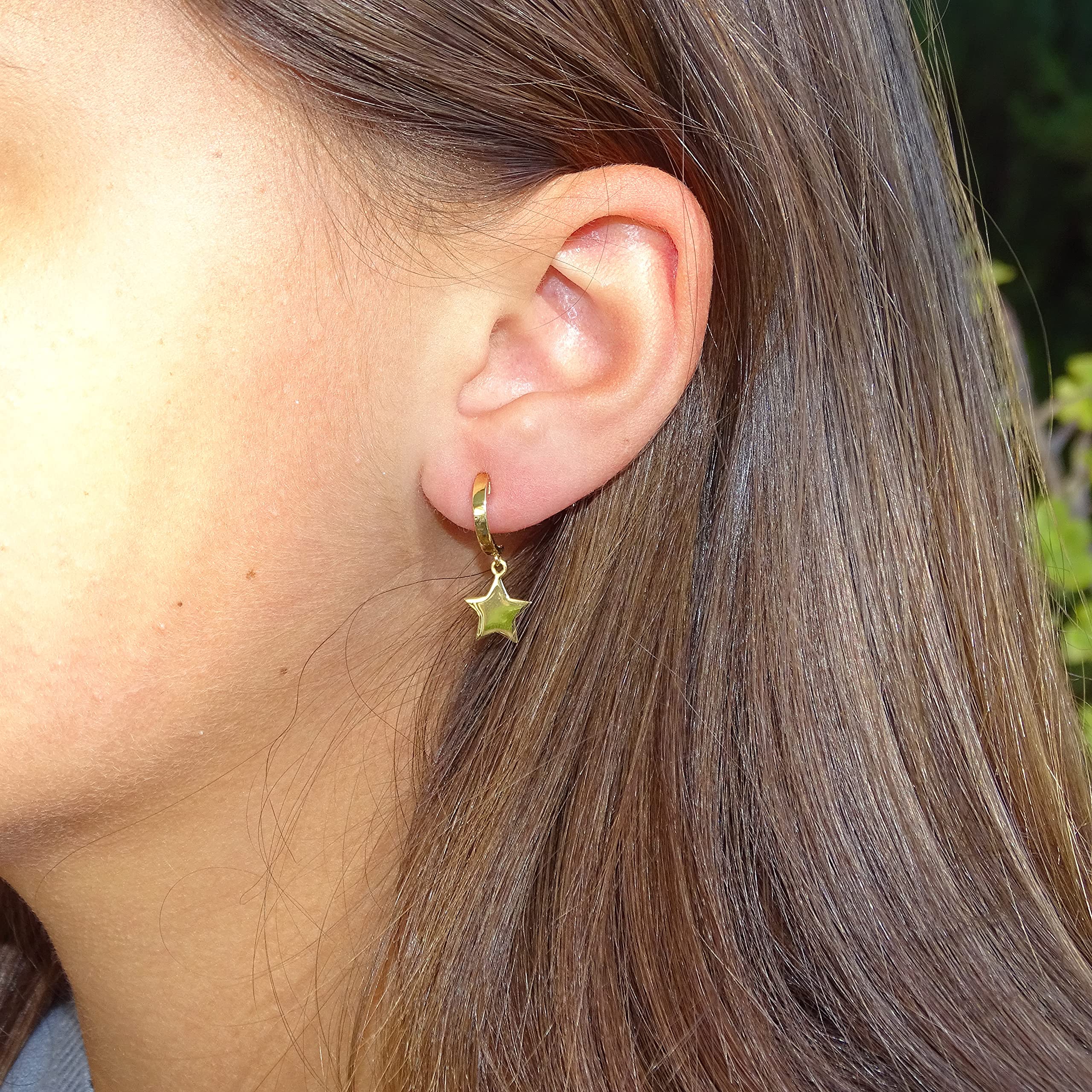 Moderni anelli in oro giallo 18 carati con stelle appese. Il regalo in oro per donna di quest'anno.