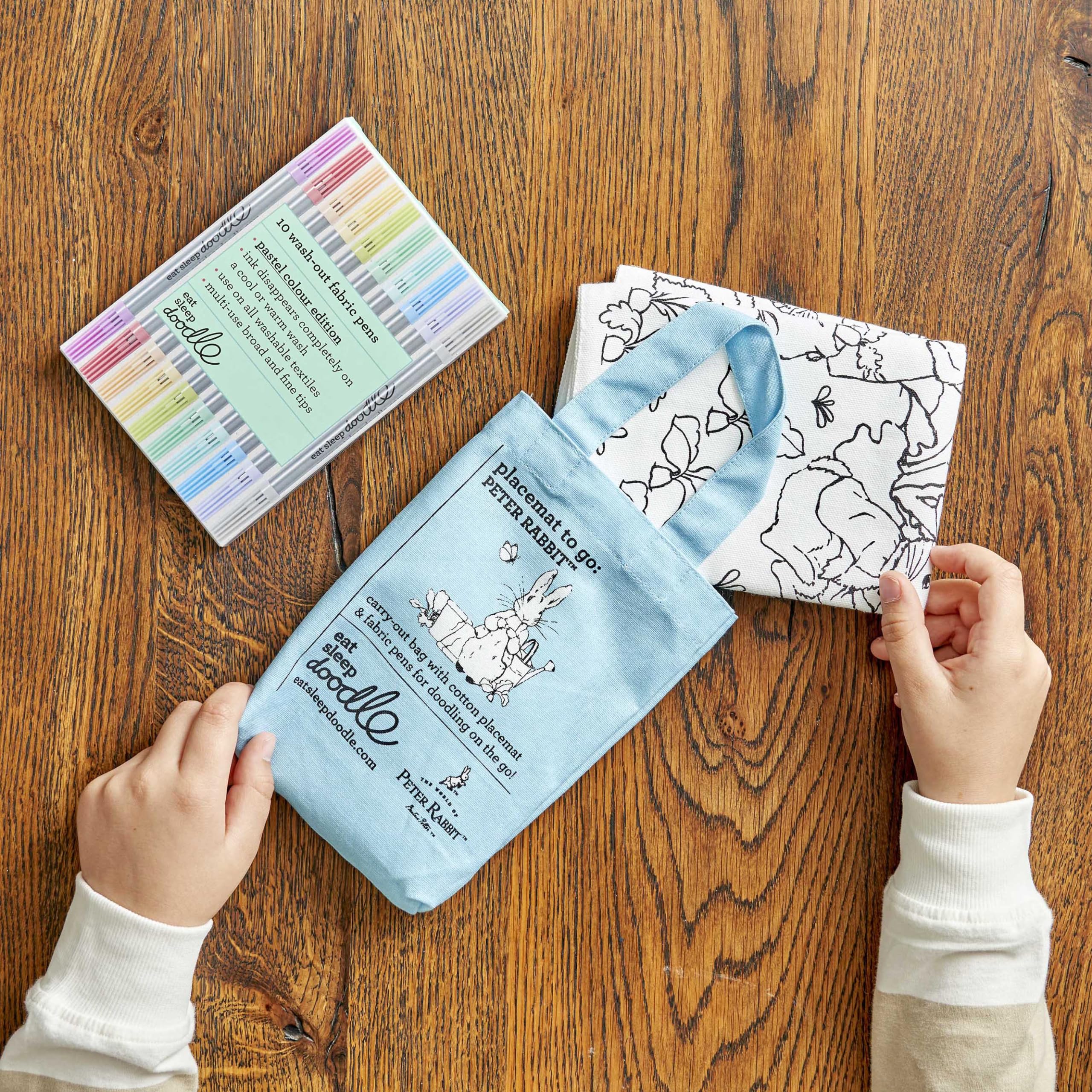 eatsleepdoodle Peter Rabbit and Friends - Tovaglietta da colorare per bambini con 10 pennarelli lavabili, 33 x 47 cm, tovaglietta da colorare Peter Rabbit, ultra lavabile e riutilizzabile