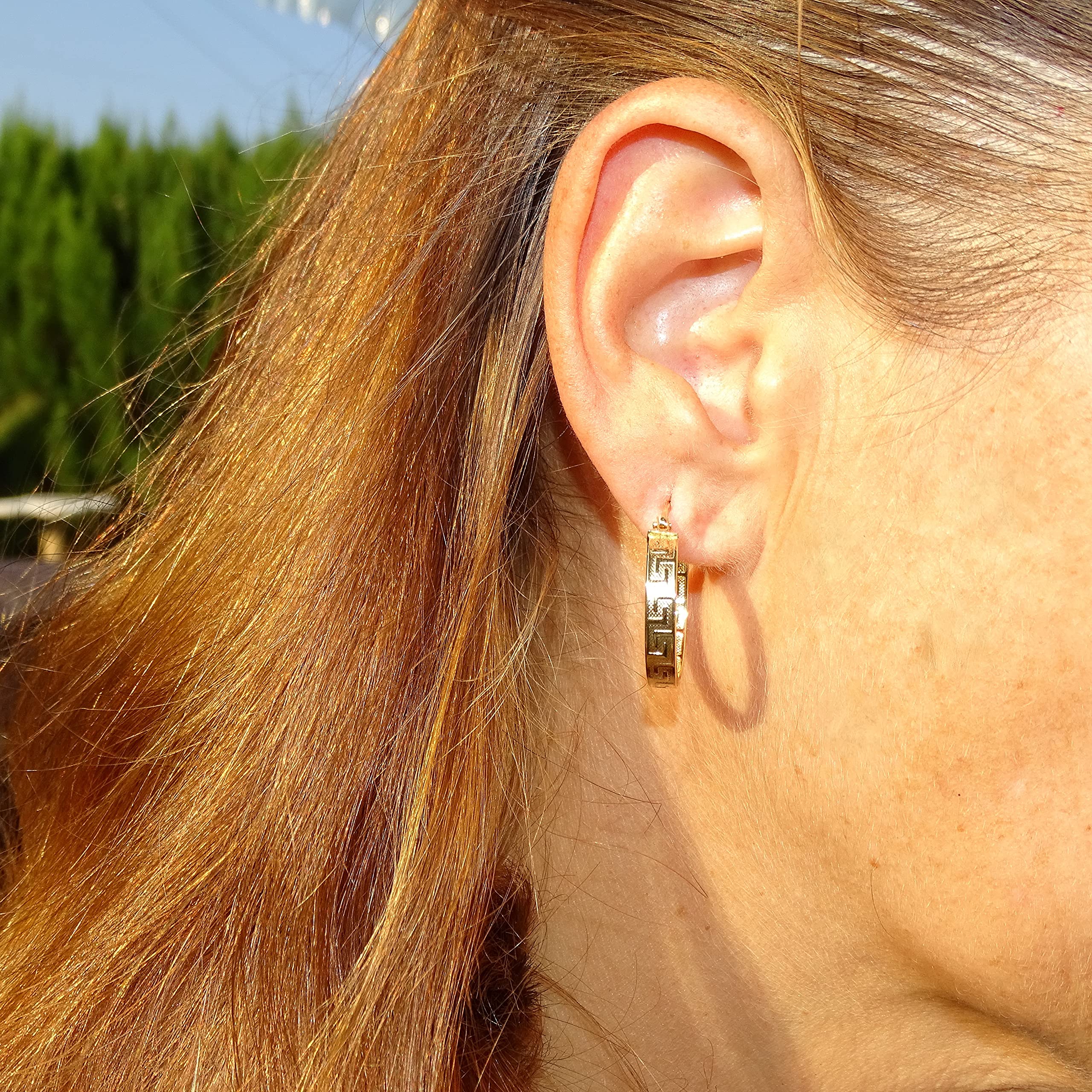 Orecchini a cerchio in oro giallo 18 k con greca, design tubolare schiacciato da 4 mm e 2,2 cm di diametro esterno Chiusura facile a scatto. Peso: 2 g d’oro 18 carati.