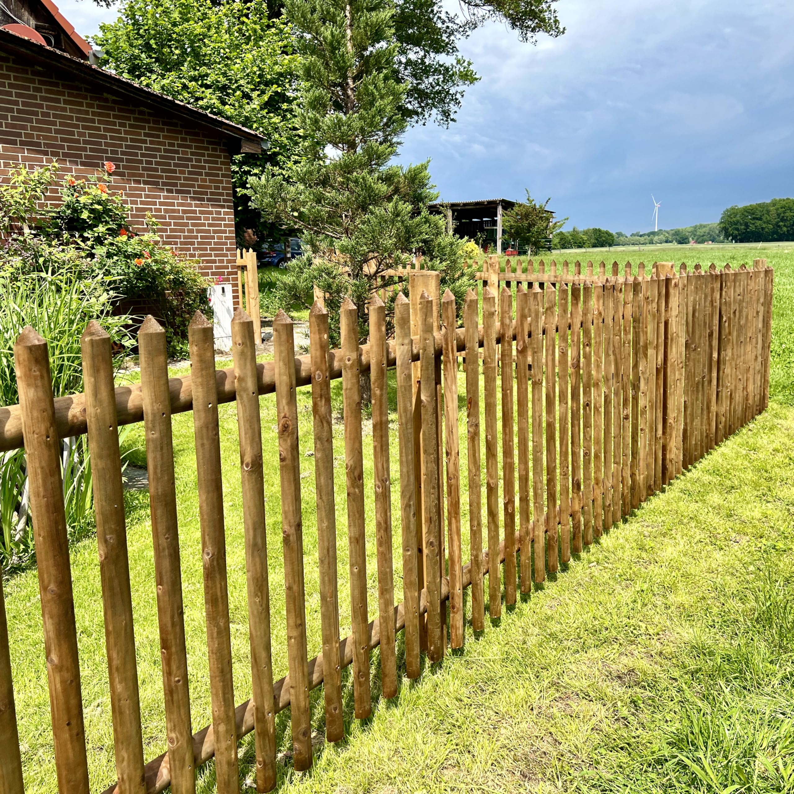 Valla vertical de jardín KDI marrón 120 x 250 cm – 22 listones puntiagudos, resistente a la intemperie e impregnada, 120 cm de alto, 250 cm de ancho, completamente montado, elemento de madera de
