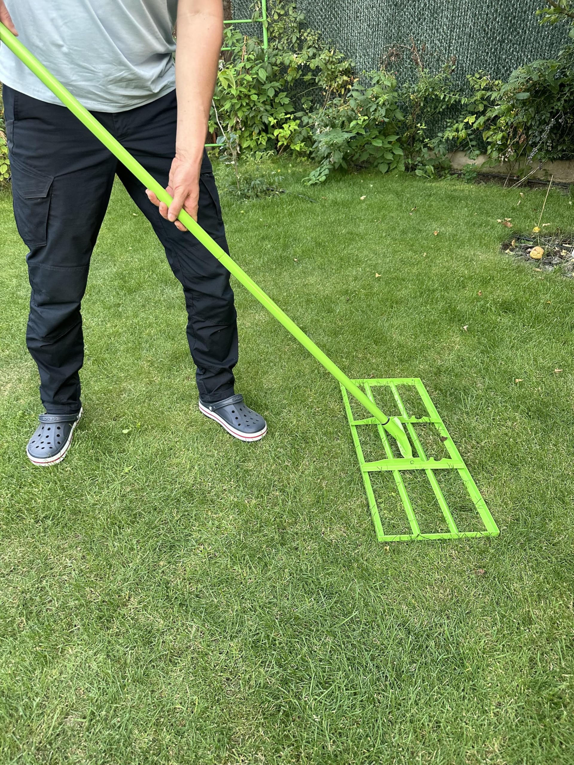 Werkzeuge für die Rasenpflege – Smart Rain Rakel für Rasen aus hochwertigem pulverbeschichtetem Stahl, Rasen-Nivellierrechen für Garten, Golfplatz, Rasenharke 74 x 29 cm mit über 2 m Stiel
