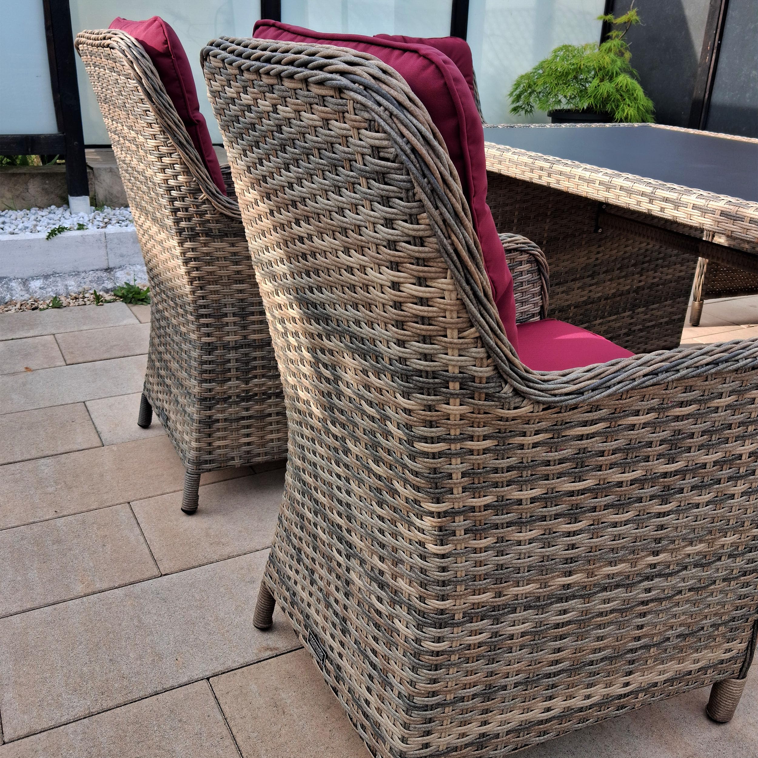 RAGNARÖK PolyRattan - Deutscher Hersteller - Gartenmöbel Essgruppe Tisch 6 Sessel 12 Polster Rostfrei Aluminium Naturfarbene Garnitur (Doppelhalbrund-Rattan) + Polster Weinrot, Glas Schwarz