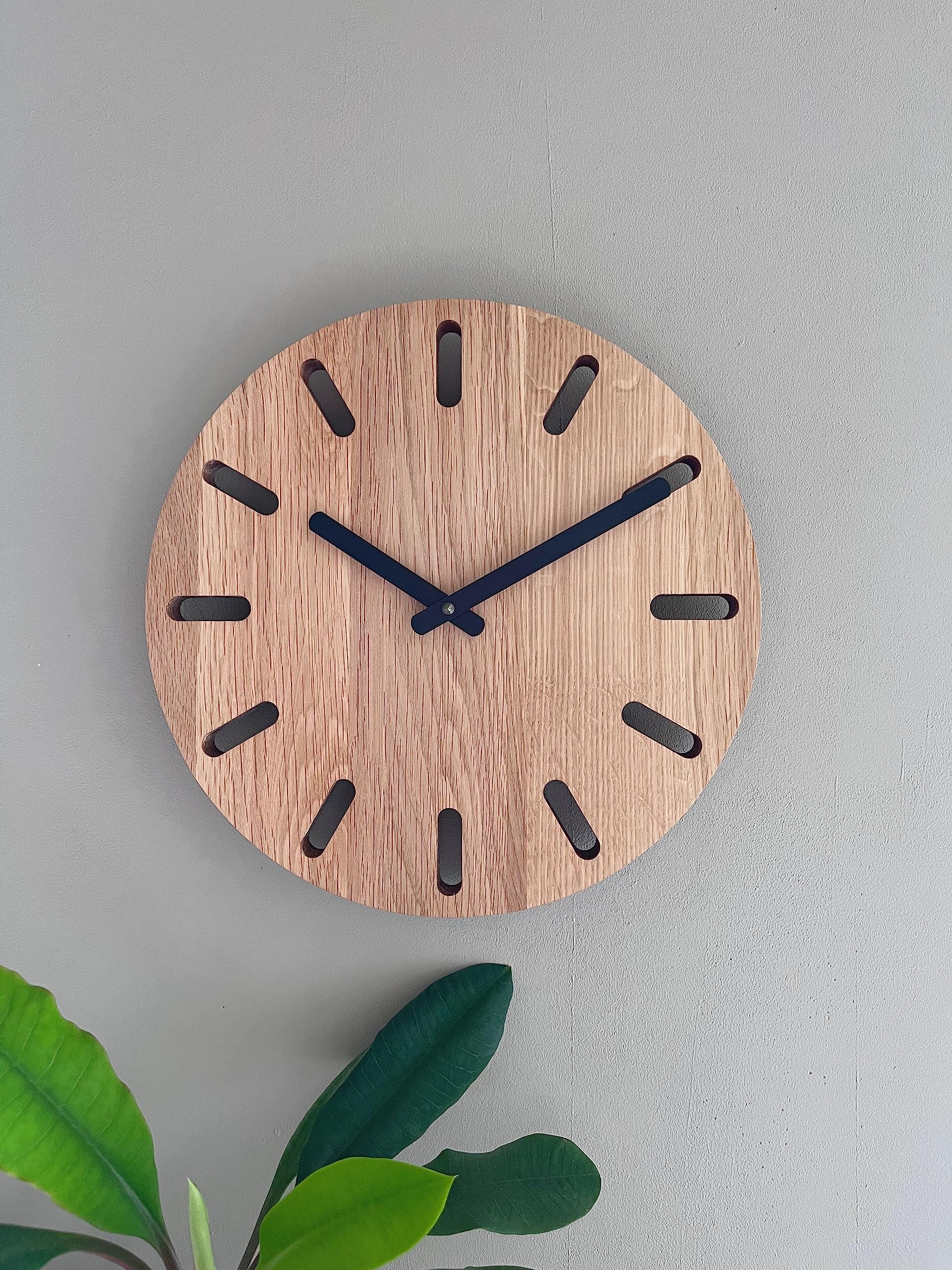 Natuhr Wandklok eiken gekalkt licht hout solide massief hout, geluidsarm U.T.S. uurwerk puristisch modern (zwarte wijzers