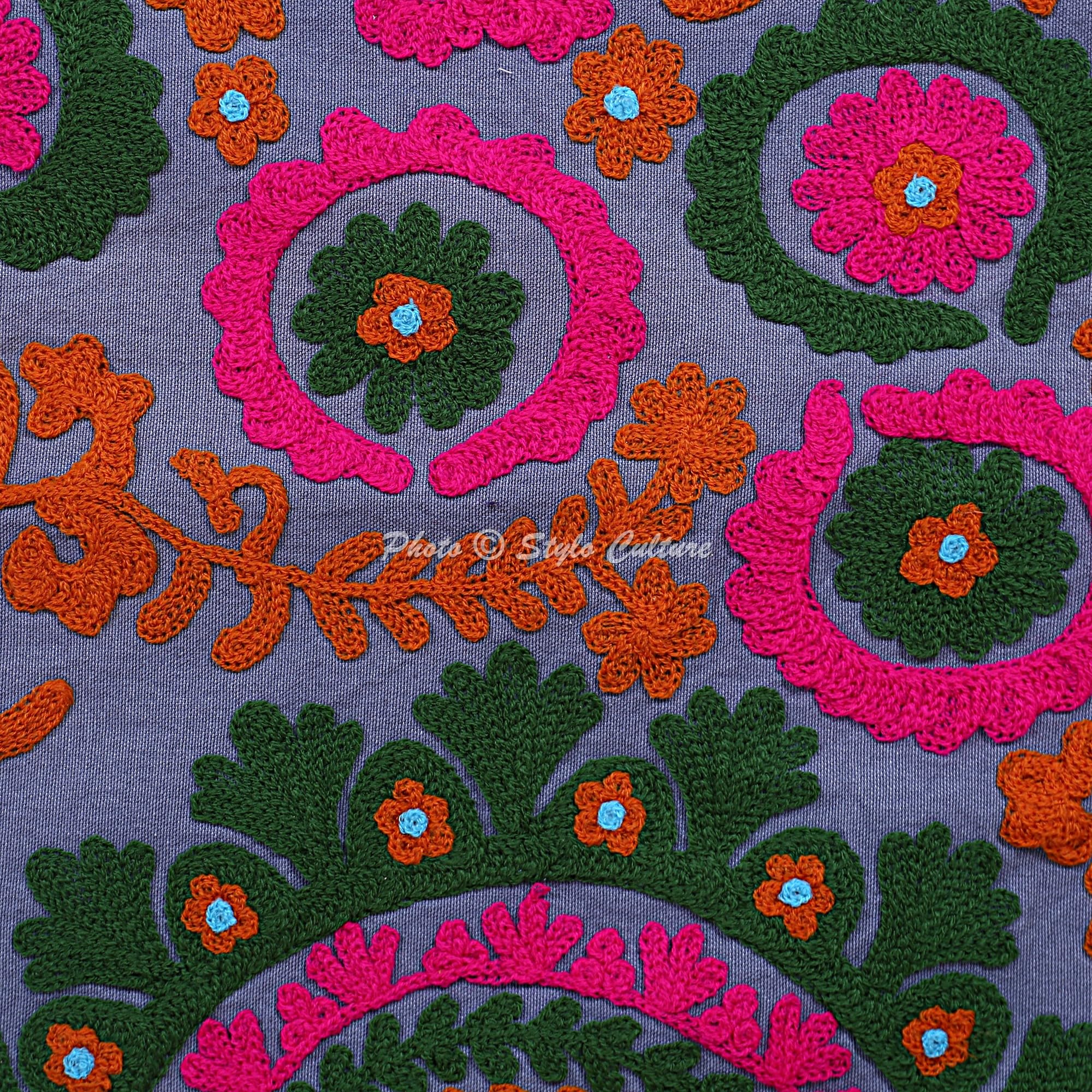 Indische Dekorativ Baumwolle Sofa Kissenbezüge 40x40 cm Grau Dekokissen Suzani Bestickte Pom-Pom-Spitze Wohnzimmer Couch Kissenhullen Blumen Quadrat Reißverschluss Kissen Bezüge - 4 Stk.
