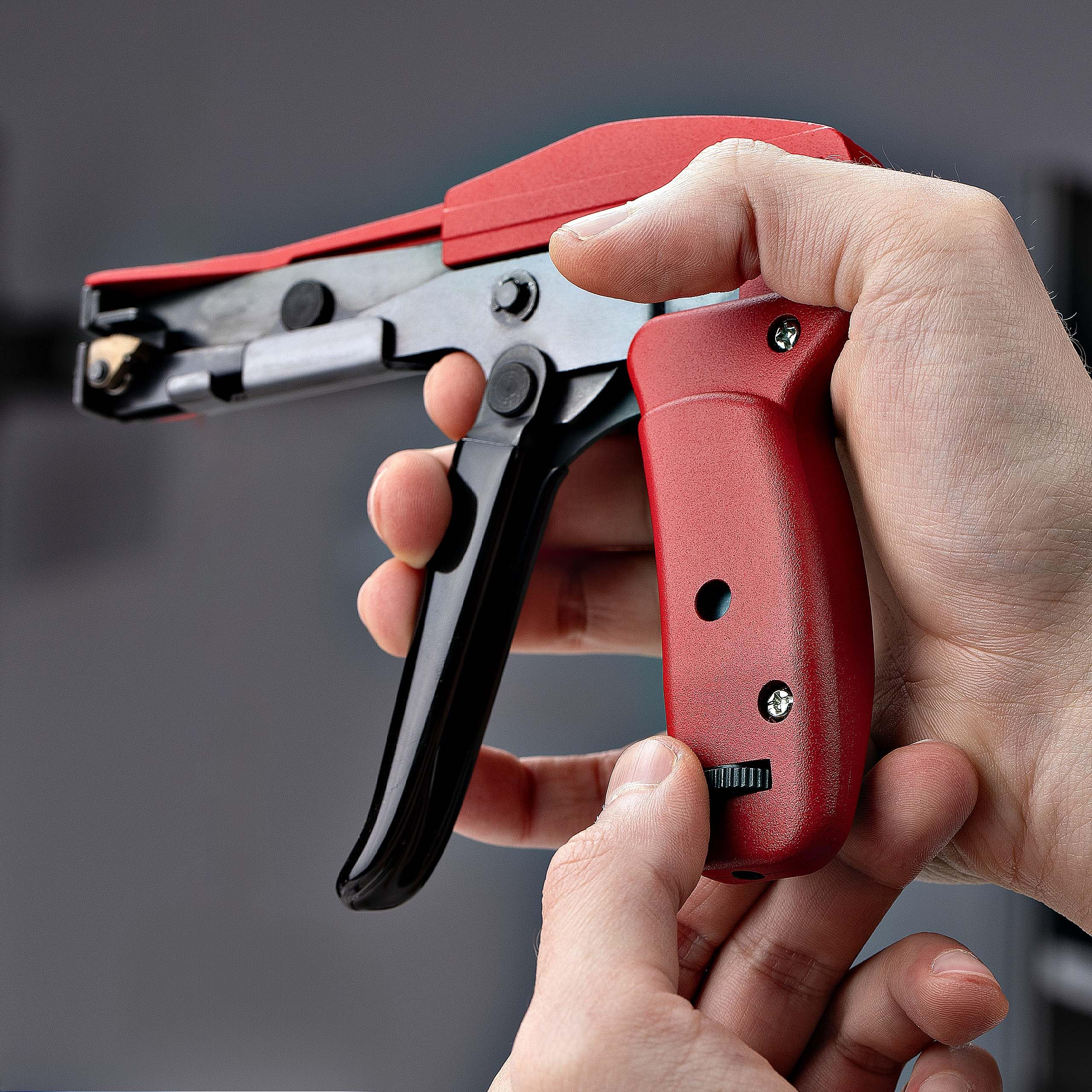 StarTech.com Pistola per fascette in nylon, pinza per l'installazione/taglio di fascette, tendifascette/serrafascette, TAA