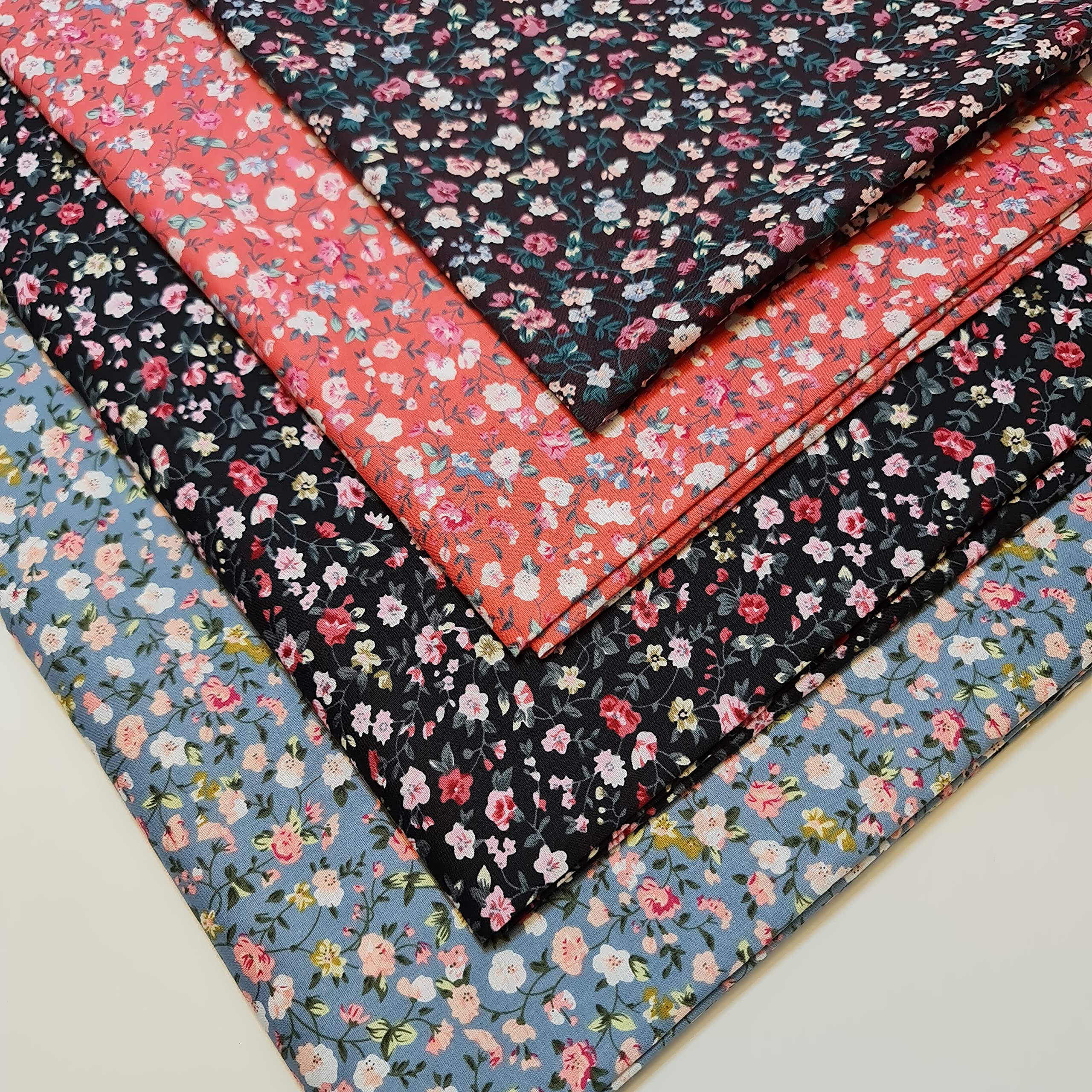 Tessuto 100% popeline di cotone con stampa floreale Ditsy abito artigianale morbido tessuto 147,3 cm (nero)
