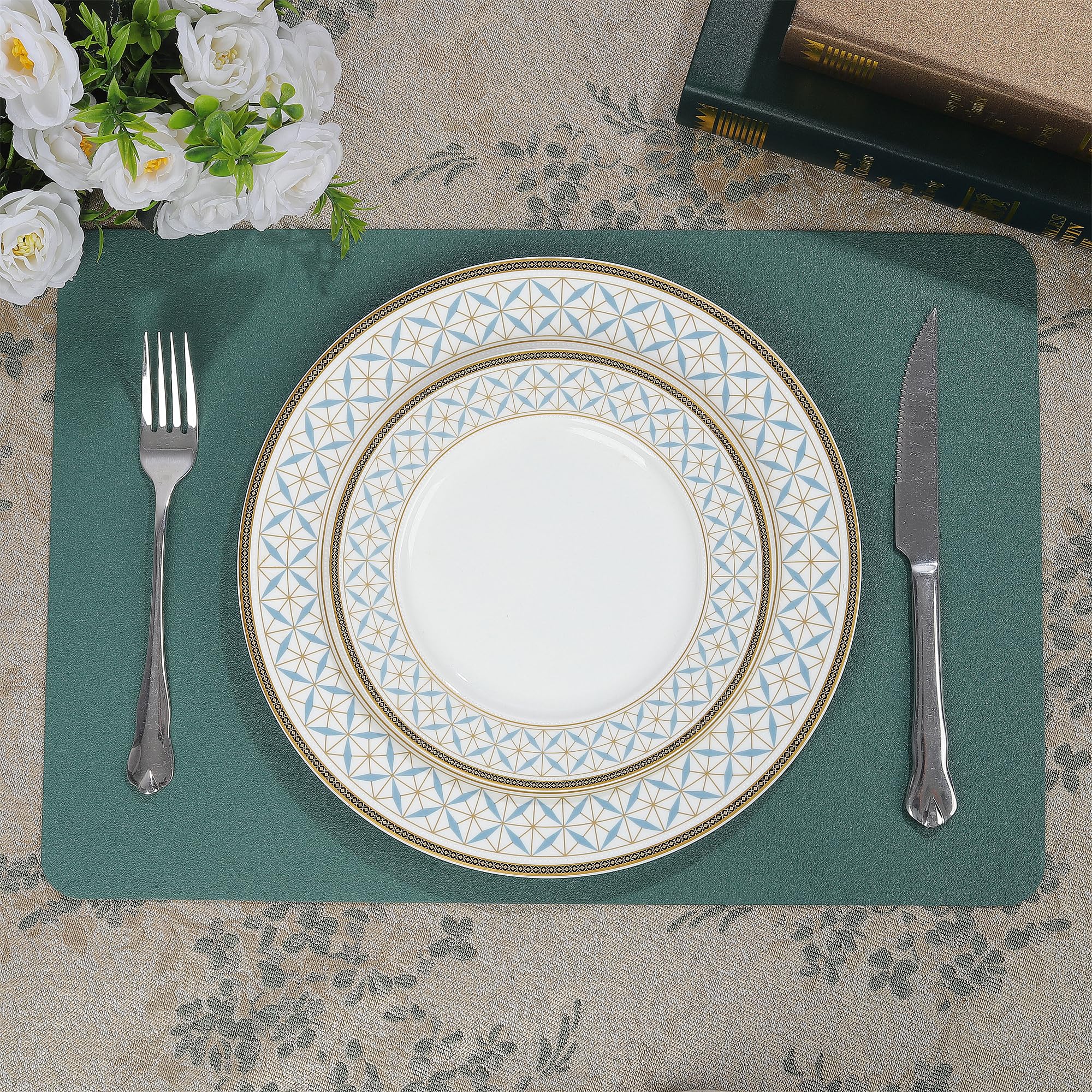 fanquare Green PVC Heat Resistant Placemats Set of 6 Faux Leather Place Mats Waterproof Non-Slip Washable Heat Resistant Rectangular Table Mats for Dining Kitchen Table Decoration 44 * 30cm - Image 3