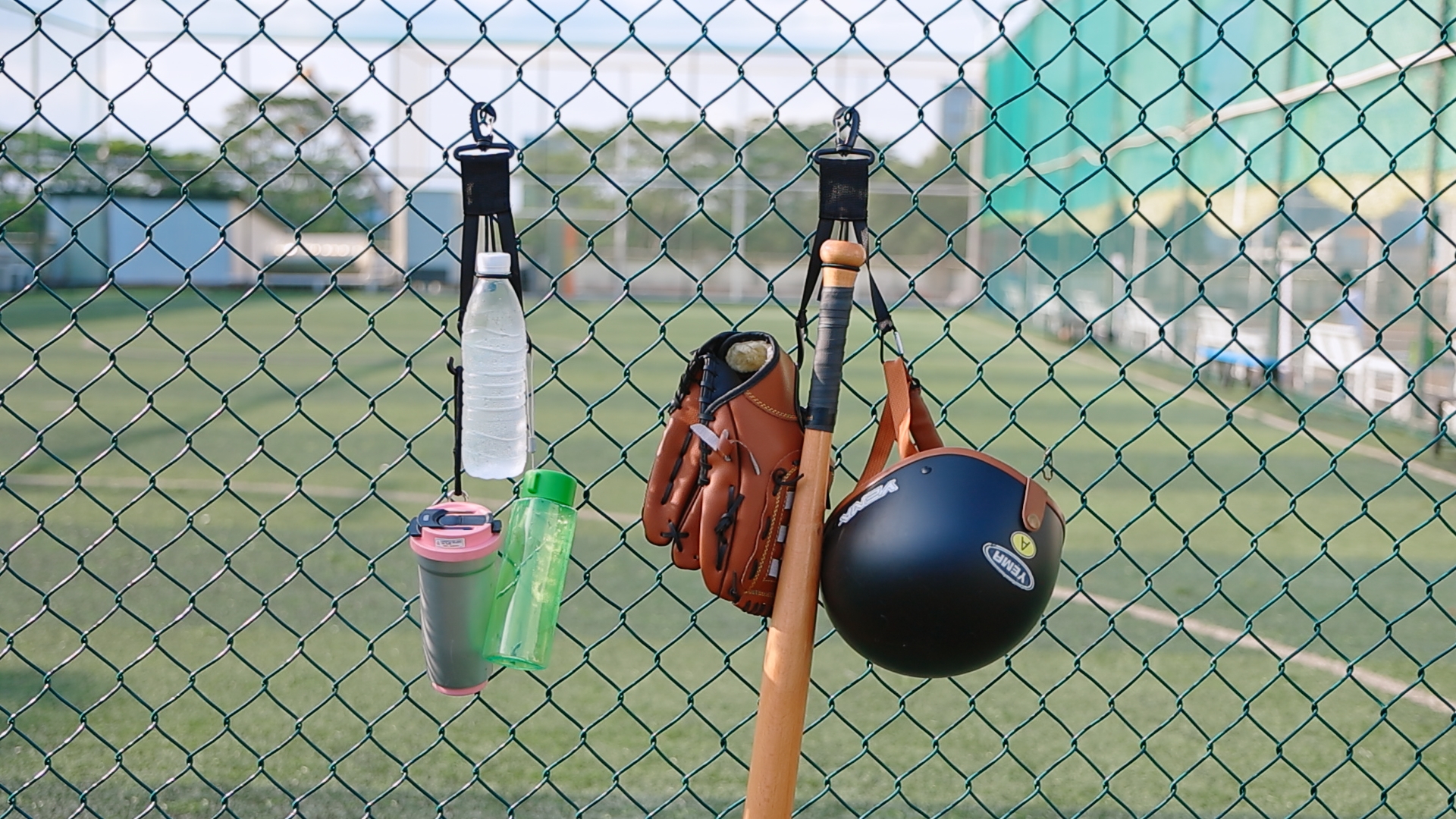 Équipement De Baseball Gant Et Bat Ballon Illustration - Getty Images