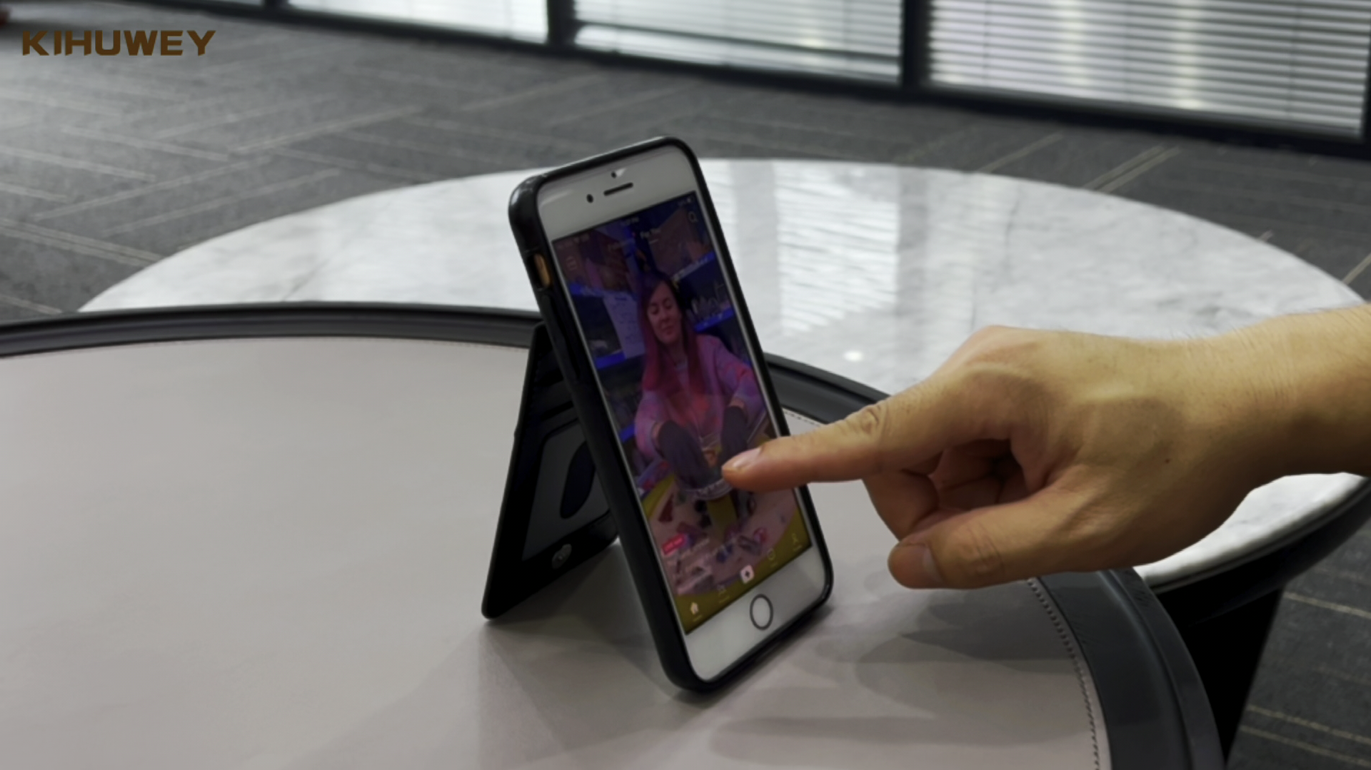 EYZUTAK Custodia Portafoglio In Pelle Per IPhone 7/8/SE 2020 – Marrone, Con Slot Carte E Cavalletto