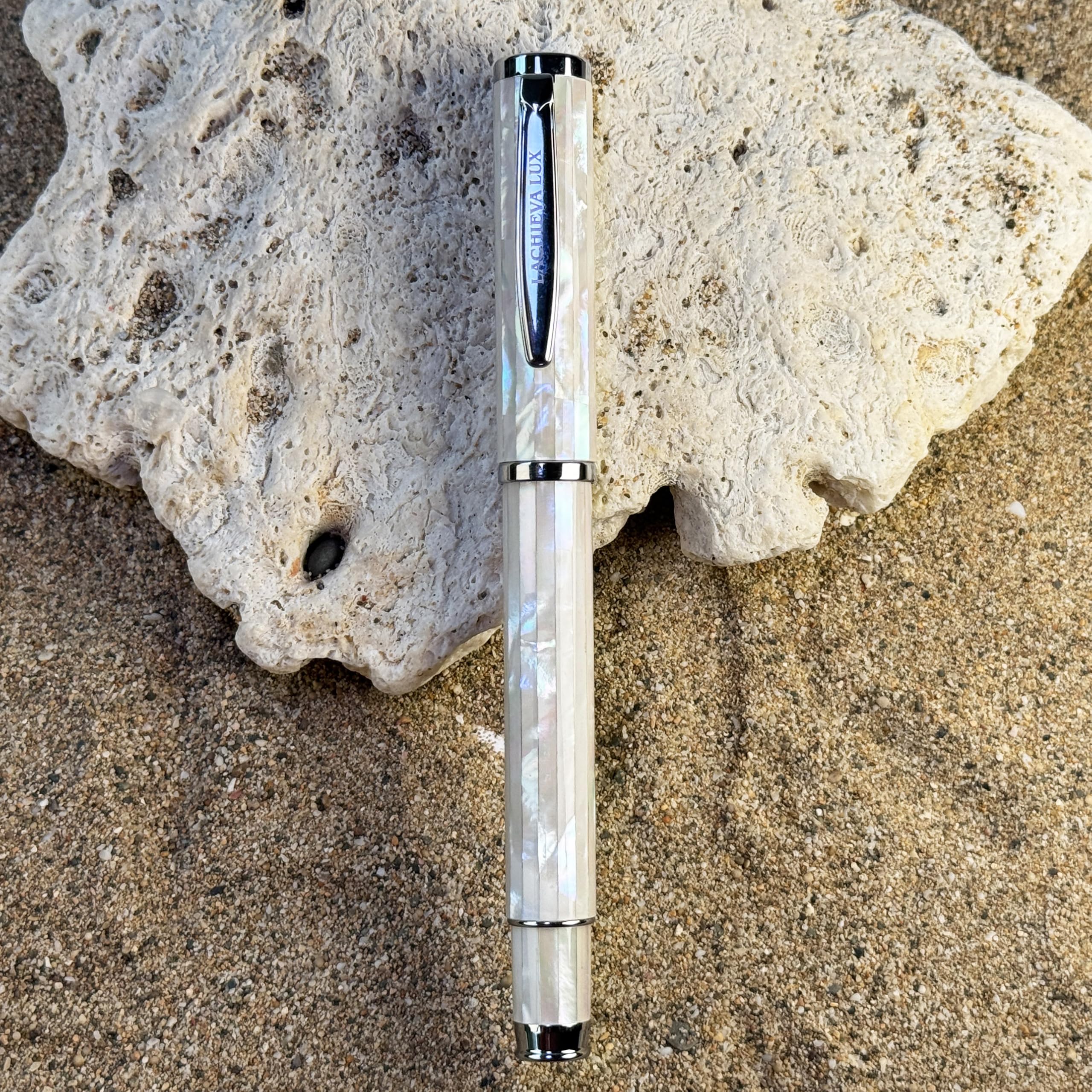 LACHIEVA - Penna stilografica in madreperla con punta fine, fabbricata in Germania. Penna di lusso per ogni giorno festivo. Bella scrittura a mano, set regalo per uomini e donne (bianco perla)