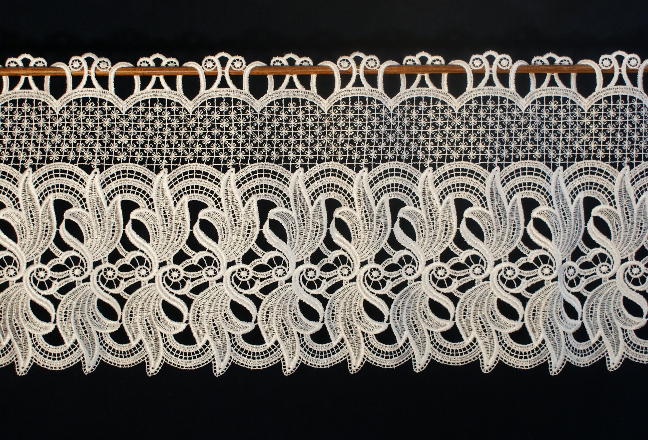 Plauener Spitze Original Gardine Scheibengardine mit Stangendurchzug, hochwertige Stickerei in Guipure Spitze, Höhe 36 cm, Breite 144 cm, Farbe Weiß