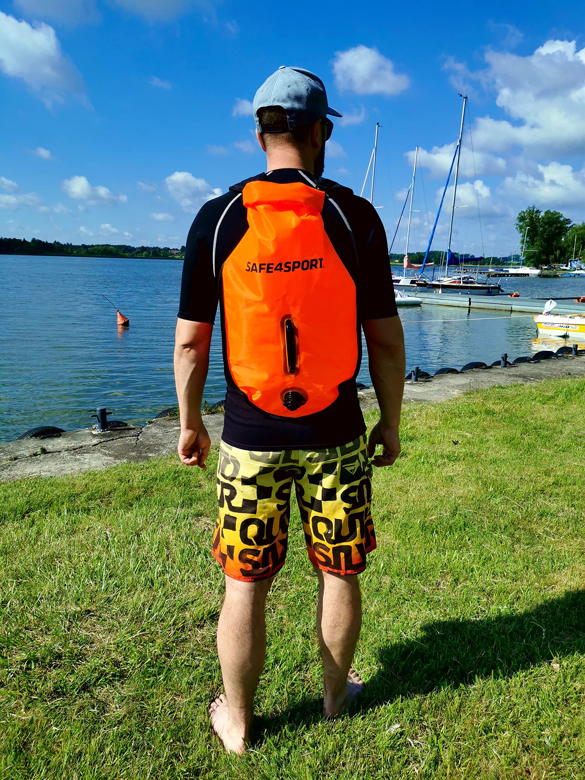 Hogere Man En Vrouw Met Grote Boei in Pool in De Vakantie Van De De