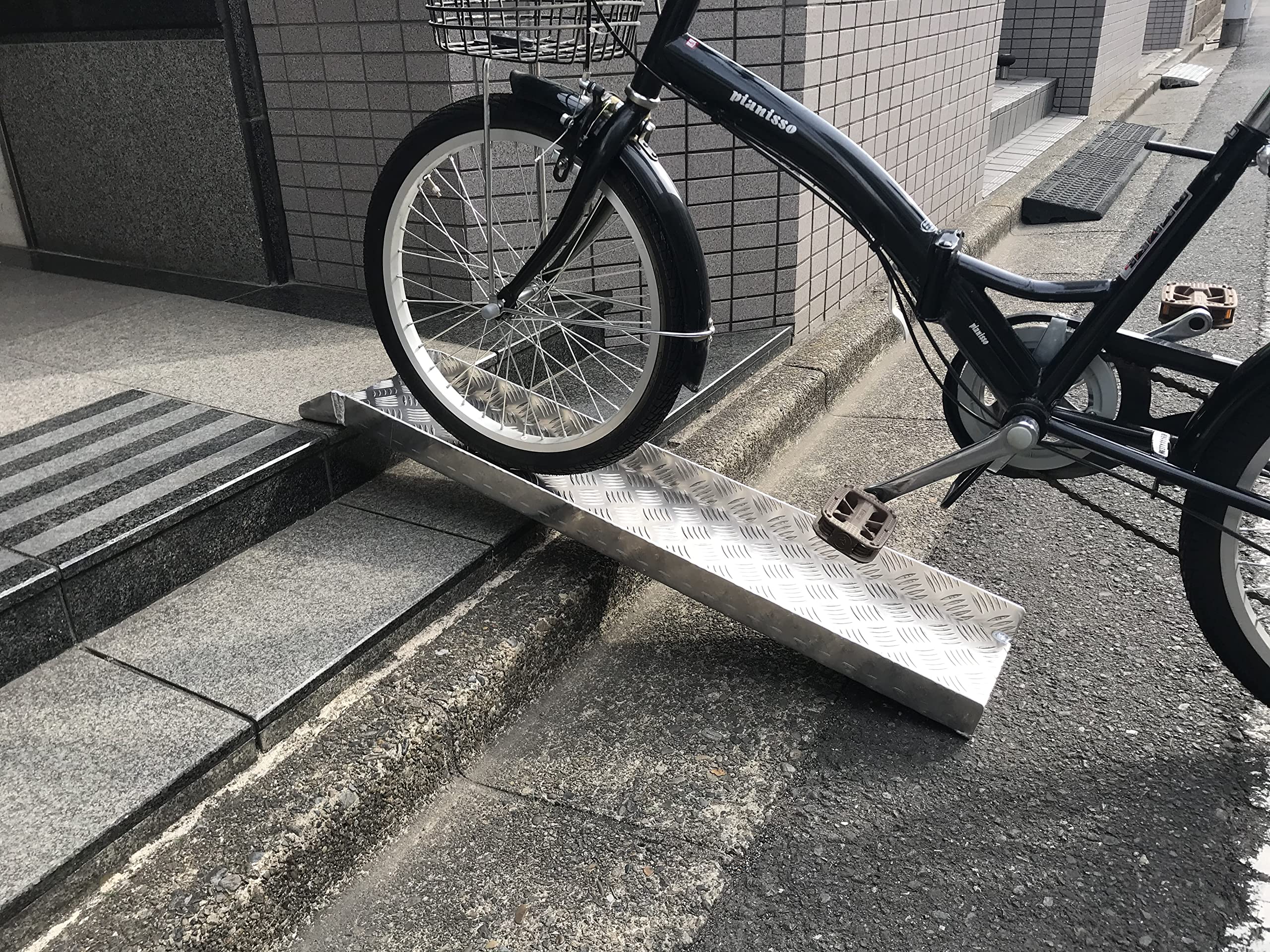 【新品未使用】段差解消スロープ バイク、自転車 Amazon.co.jp: 段差解消スロープ 屋外用 可搬型 段差プレート