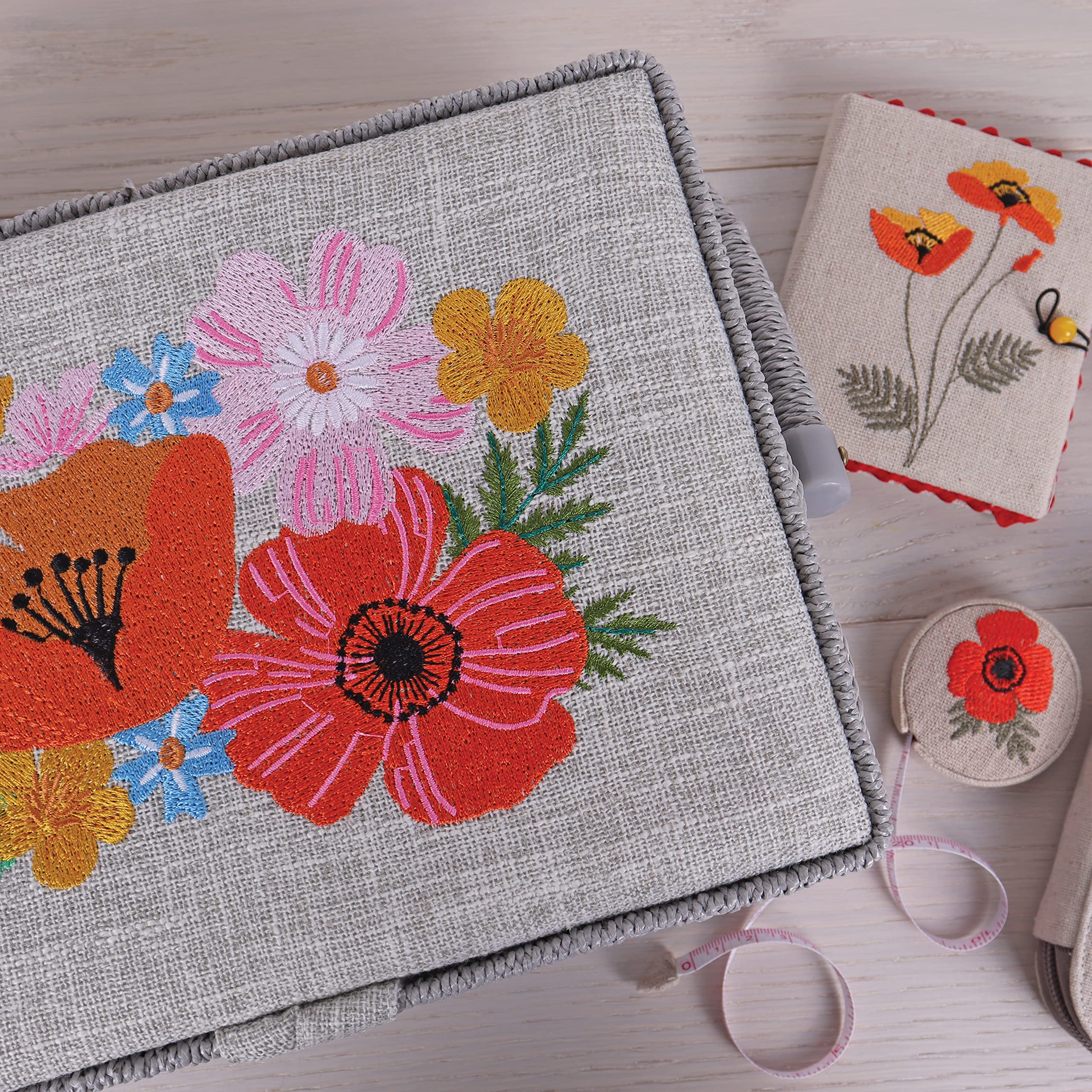 Hobby Gift Boîte de rangement de couture moyenne en bois/tissu, Brodé, Fleurs sauvages