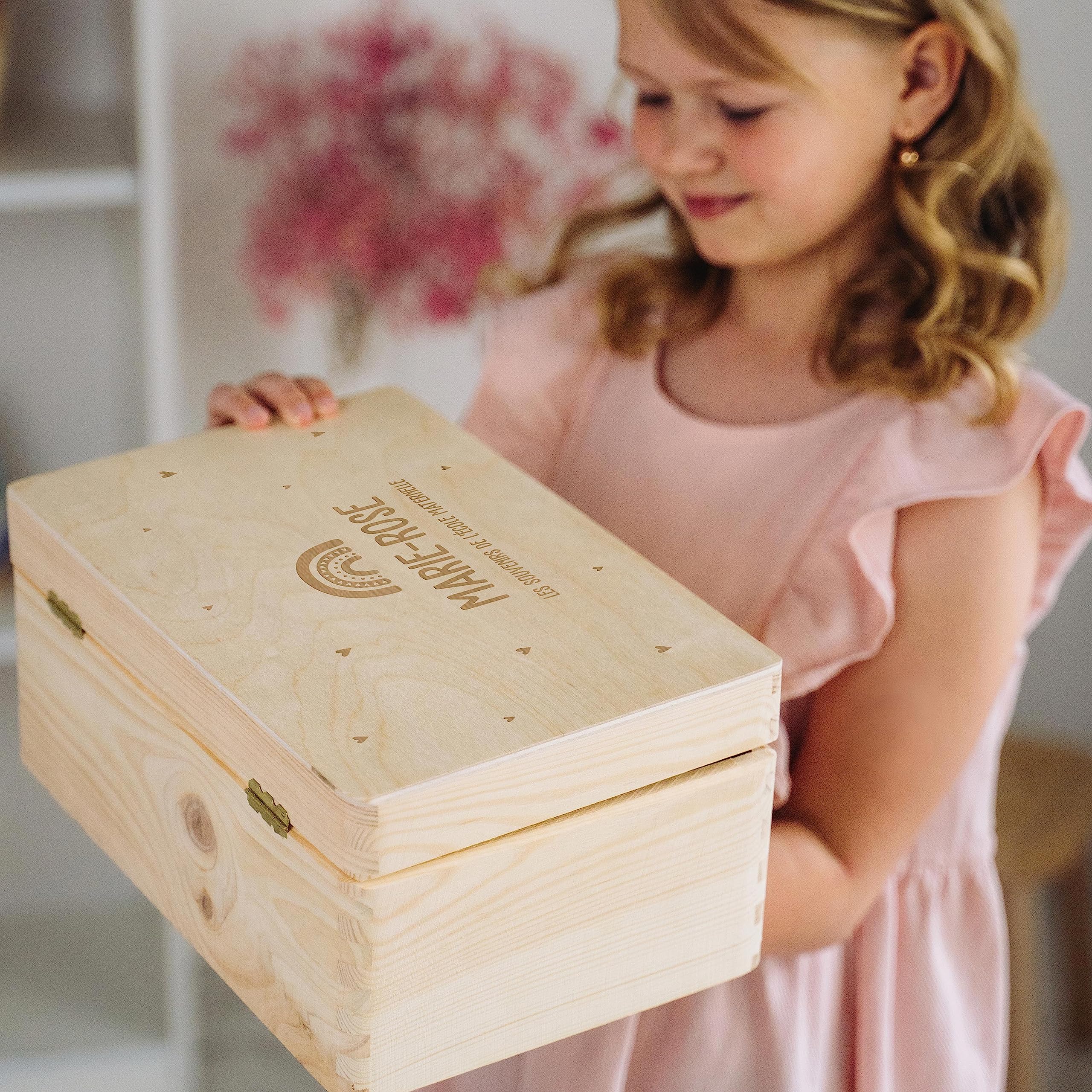 LAUBLUST Boîte à souvenirs bébé personnalisée - Cadeau de naissance avec nom, Arc-en-ciel avec cœurs, tailles S M L XL, bois naturel & blanc FSC
