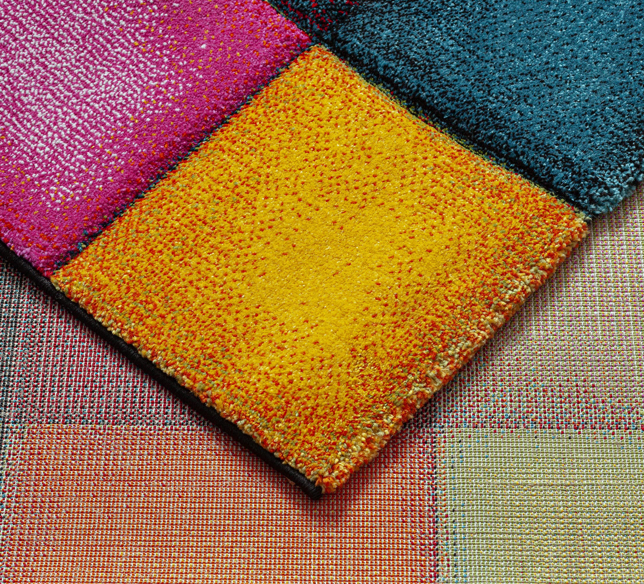 the carpet Monde Deluxe Tapis de Salon à Poils Courts, coloré, Bleu, Rouge, Marron, Vert, Gris, Motif carré 120 x 170 cm