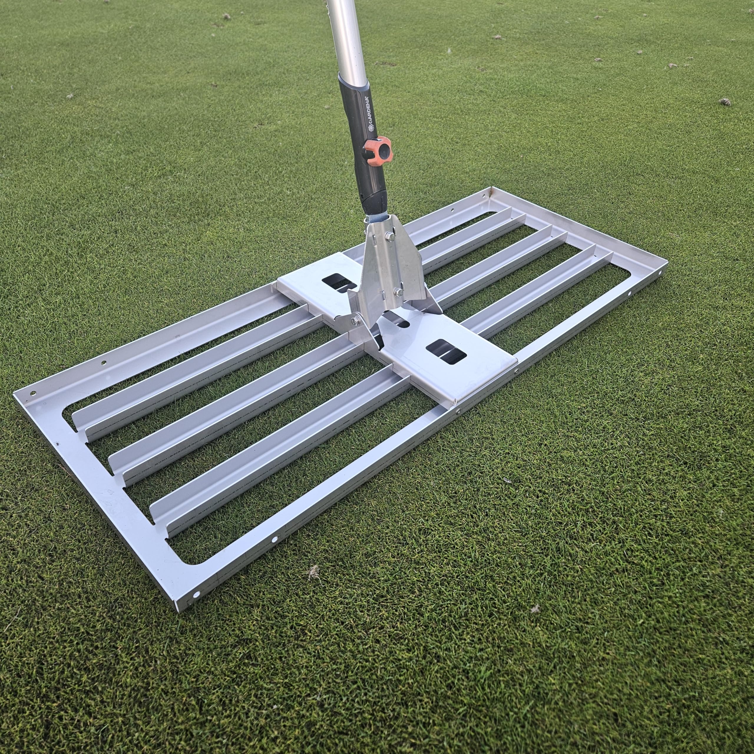 Edelstahl Rasenrakel L in 80cm Breite und Adapter für Gardena Systemaufnahme.
