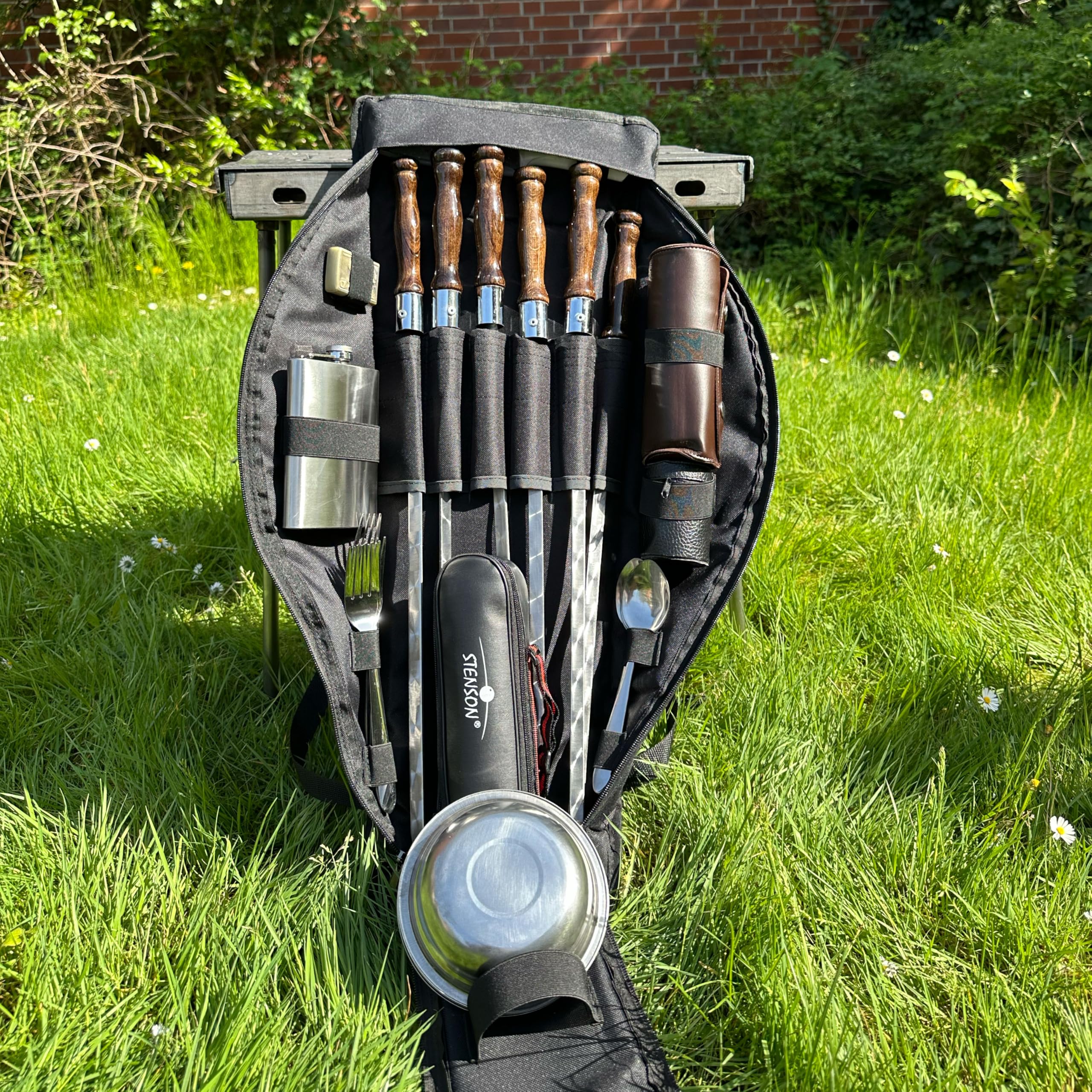 Camping Geschirr Set im Rucksack für 6 Personen – Outdoor Picknick Set mit Besteck, Tellern, Bechern, Thermoskanne, Holzspießen, Keramikmesser & Feuerzeug – Ideal für Wandern, Fahrradtouren,
