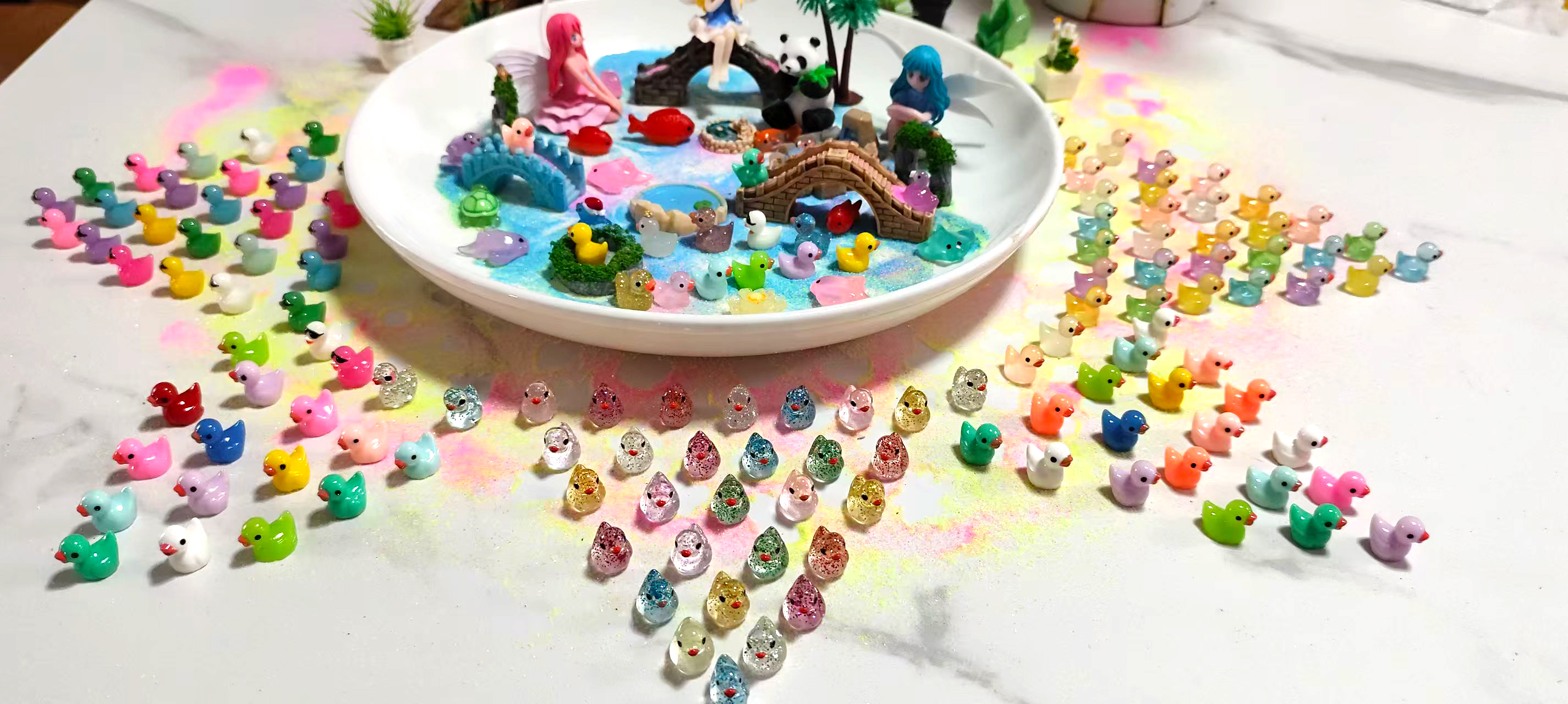 Garedeko Mini Enten 100 Stück Kleine Enten Mini Harz Figuren Miniatur Plastik Ente Tiere für Feengarten Zubehör Deko Statuen Ostern Geschenk Rosa Garten