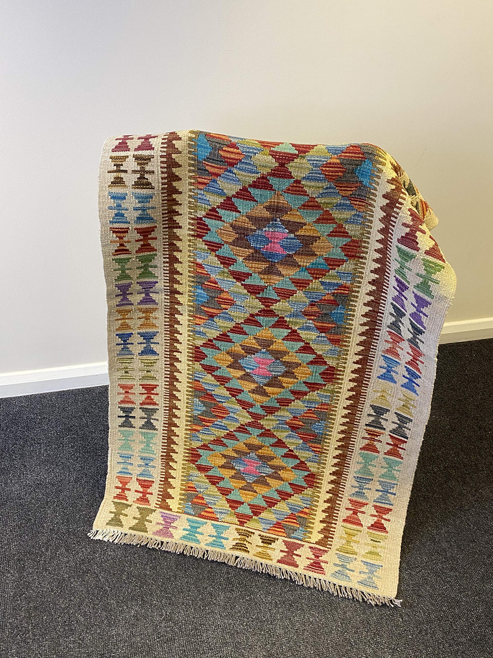 Kilim afghan vibrant fait main : l'histoire d'un tissage tribal chez vous