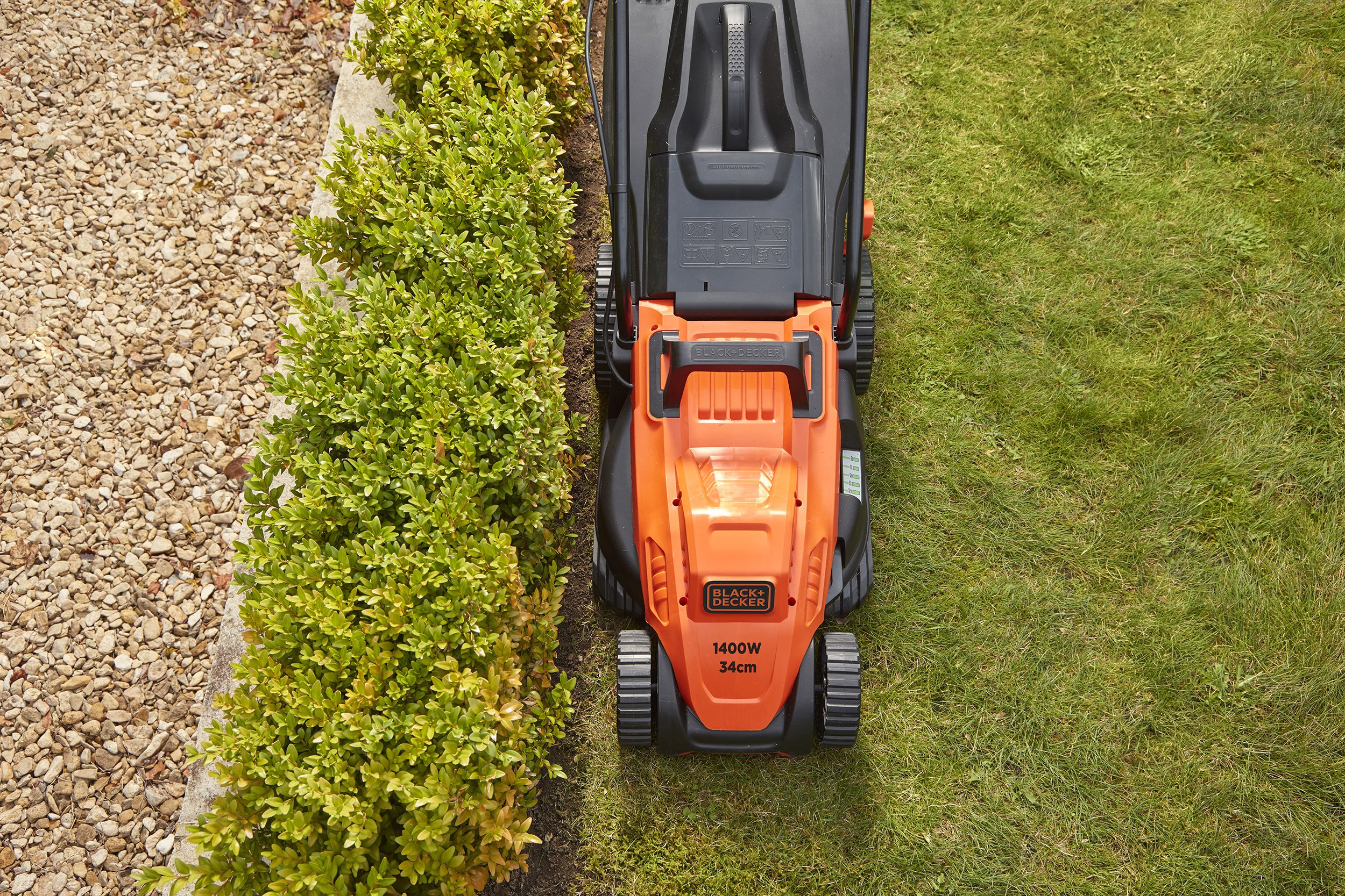 BLACK+DECKER Rasenmäher Akku Rasenmäher Elektro mit Fahrradlenker-Griff (1.400W, 34cm Schnittbreite, 6-fach Höhenverstellung, 40l Grasfangbehälter, geeignet für mittlere Gärten) BEMW461B