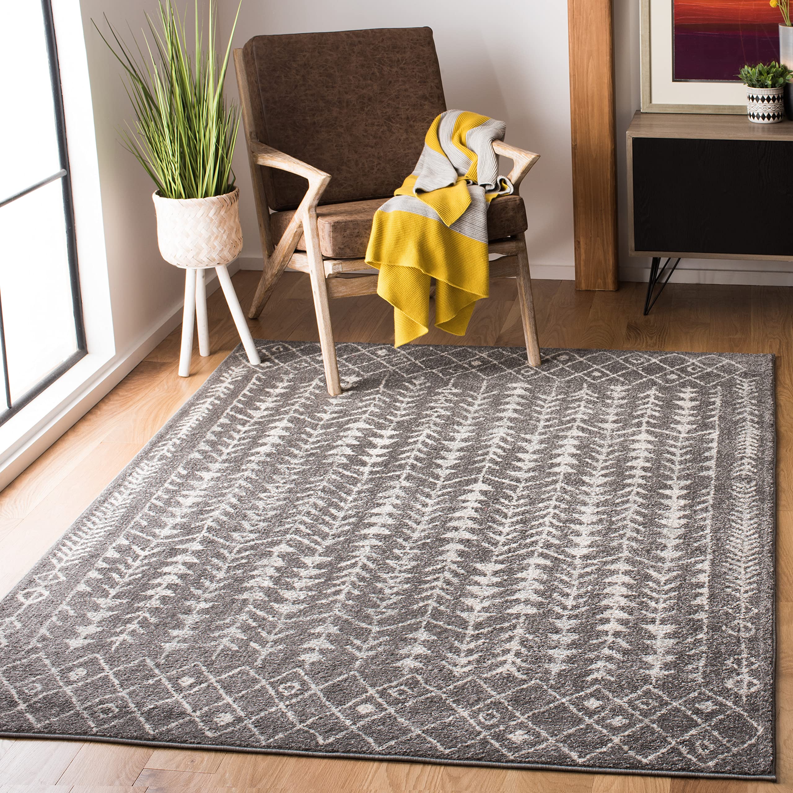SAFAVIEH Boho Rug for Living Room, Dining Room, Bedroom - Tulum Collection, Short Pile, in Dark Grey and Ivory, 160 X 229 cm
