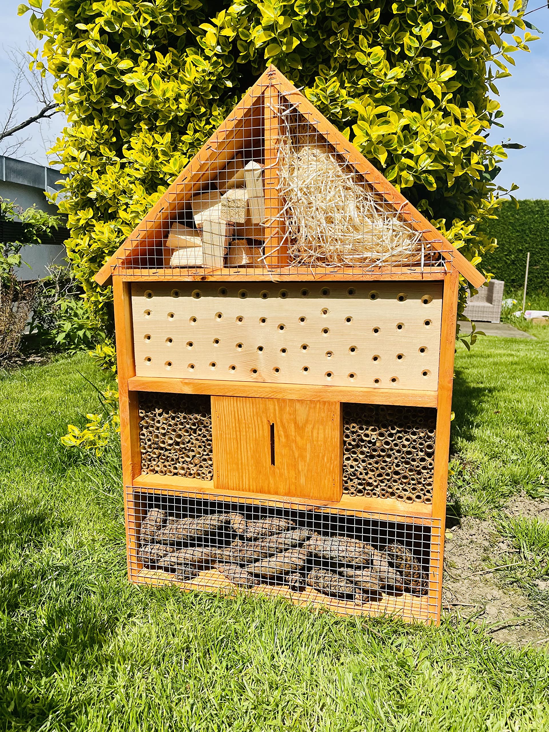Hotel de insectos macizo hecho a mano XL de madera con soporte, 97 x 51 x 12 cm (alto x ancho x profundidad), abejas silvestres, nido, hotel de abejas, casa para insectos, color marrón